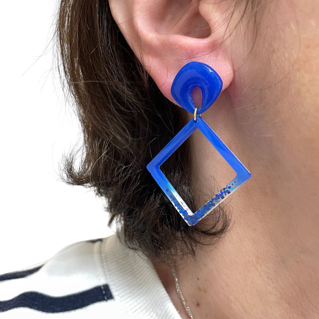 Boucles d’oreilles en résine et acier inoxydable modèle Brilho