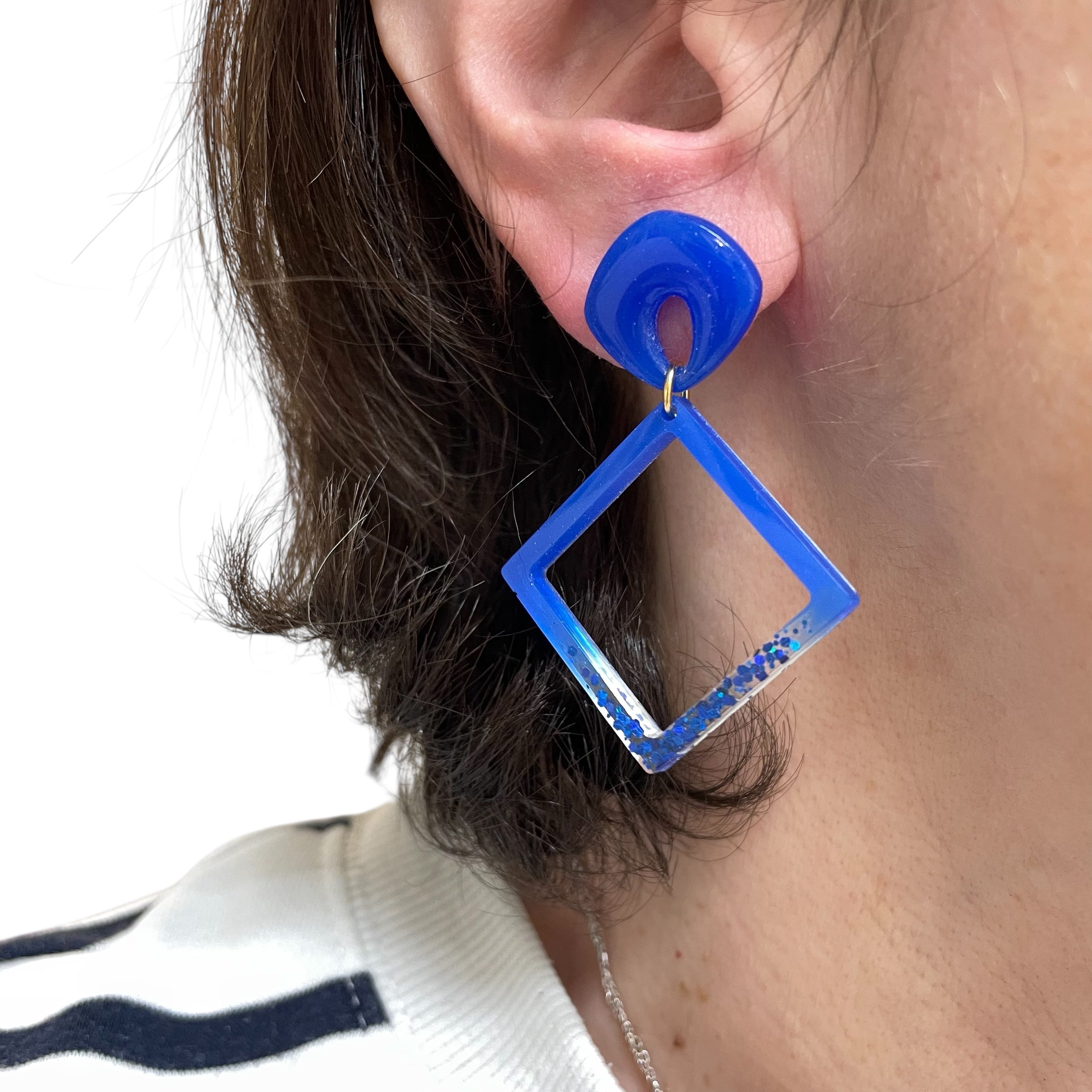 Boucles d’oreilles en résine et acier inoxydable modèle Brilho