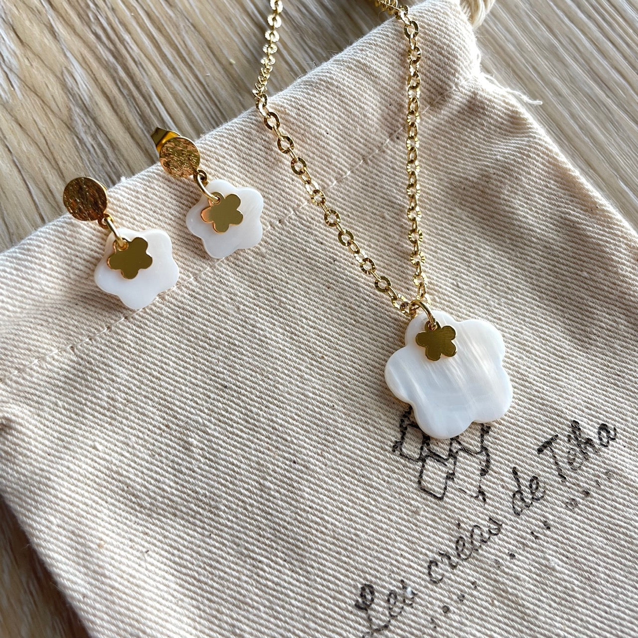 Collier en acier inoxydable et nacre modèle Flor