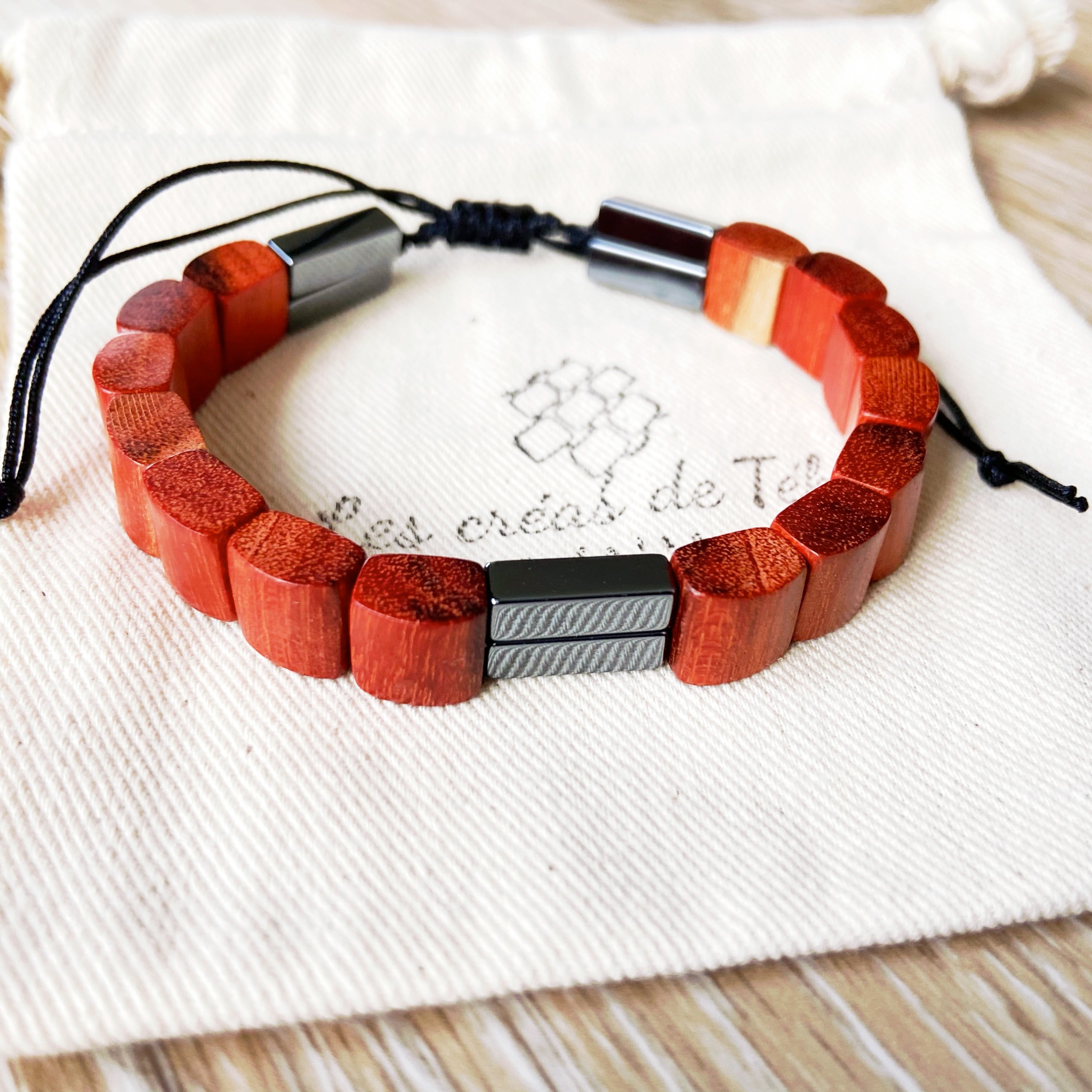 Bracelet homme modèle Mohina en perles en bois, hématite et cordon