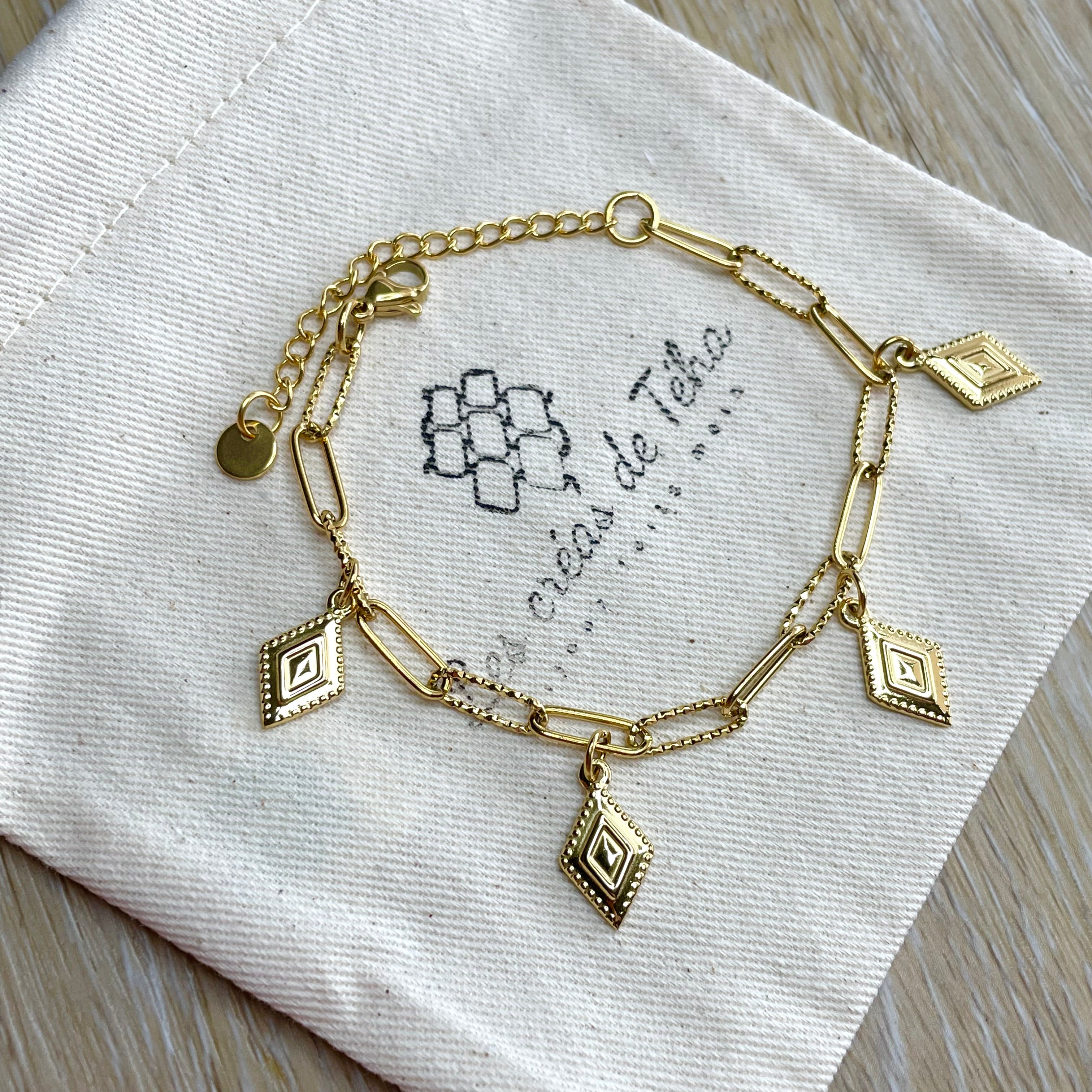 Bracelet réglable en acier inoxydable doré avec breloques modèle Auro