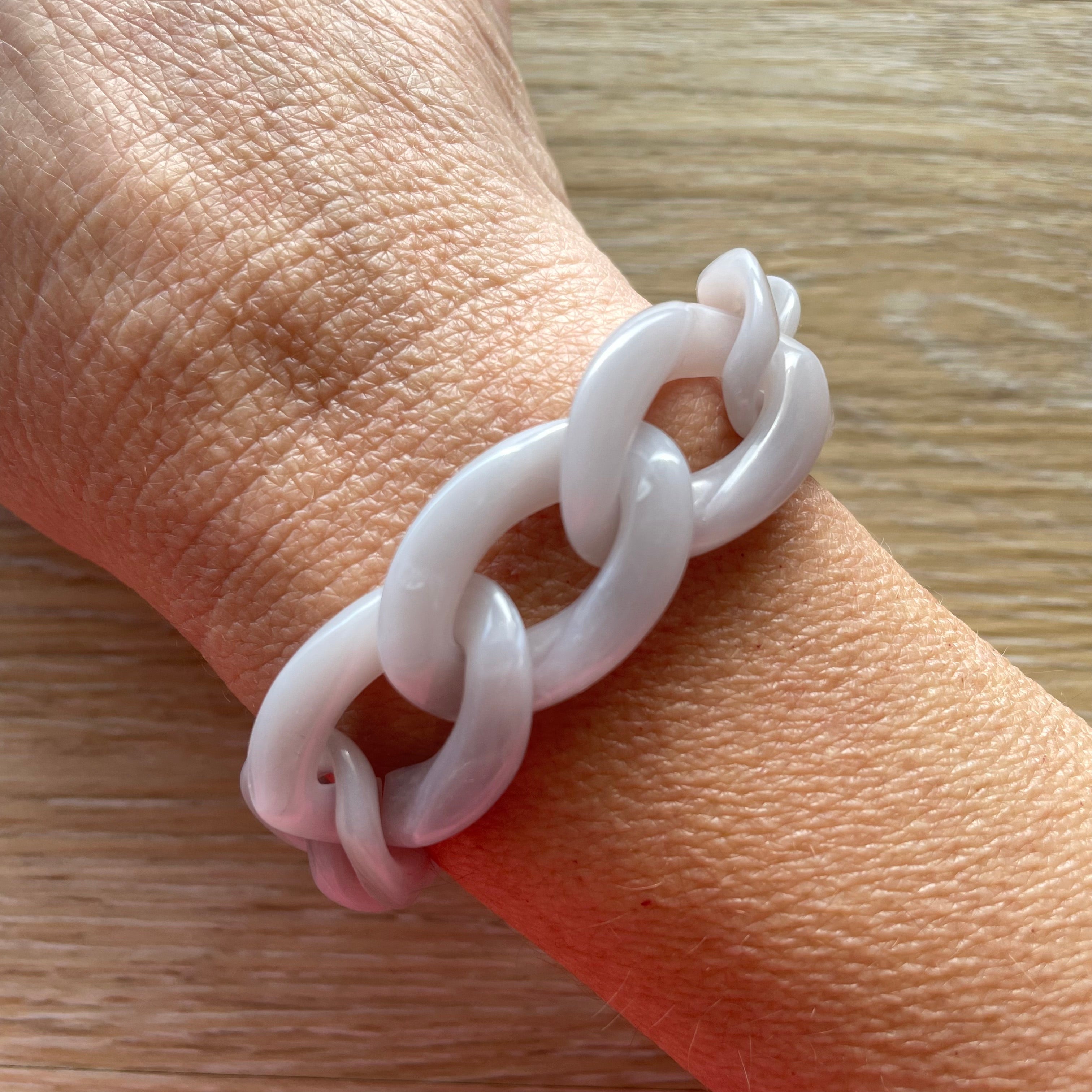 Bracelet en grosses mailles en acrylique gris clair modèle Ohéa