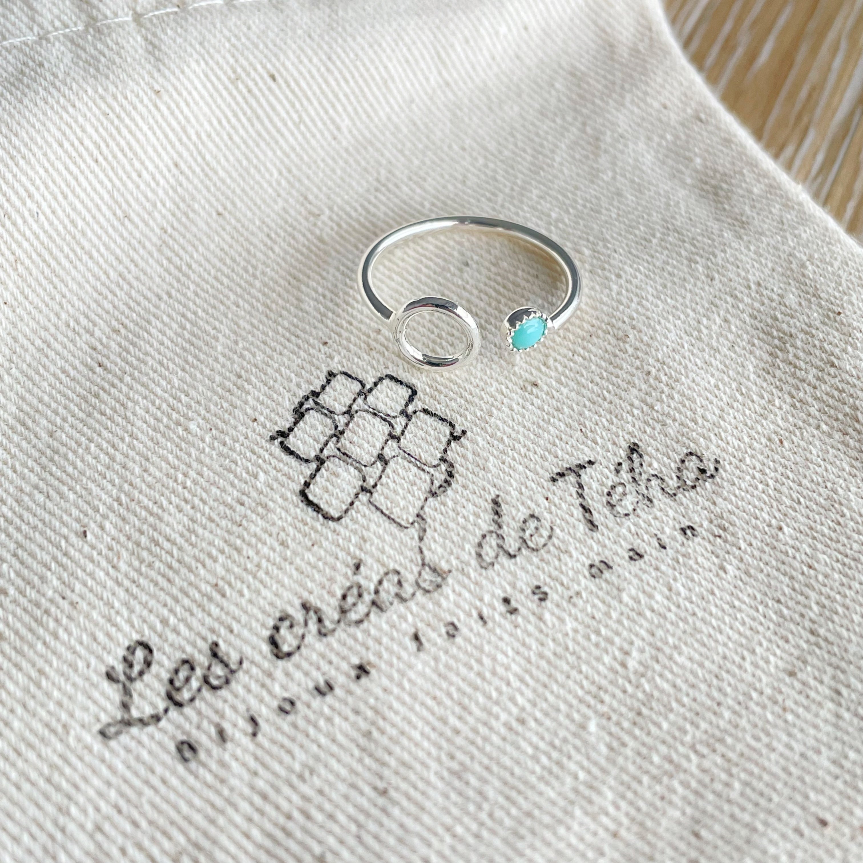 Bague réglable  en plaqué argent modèle Circle avec cabochon en verre