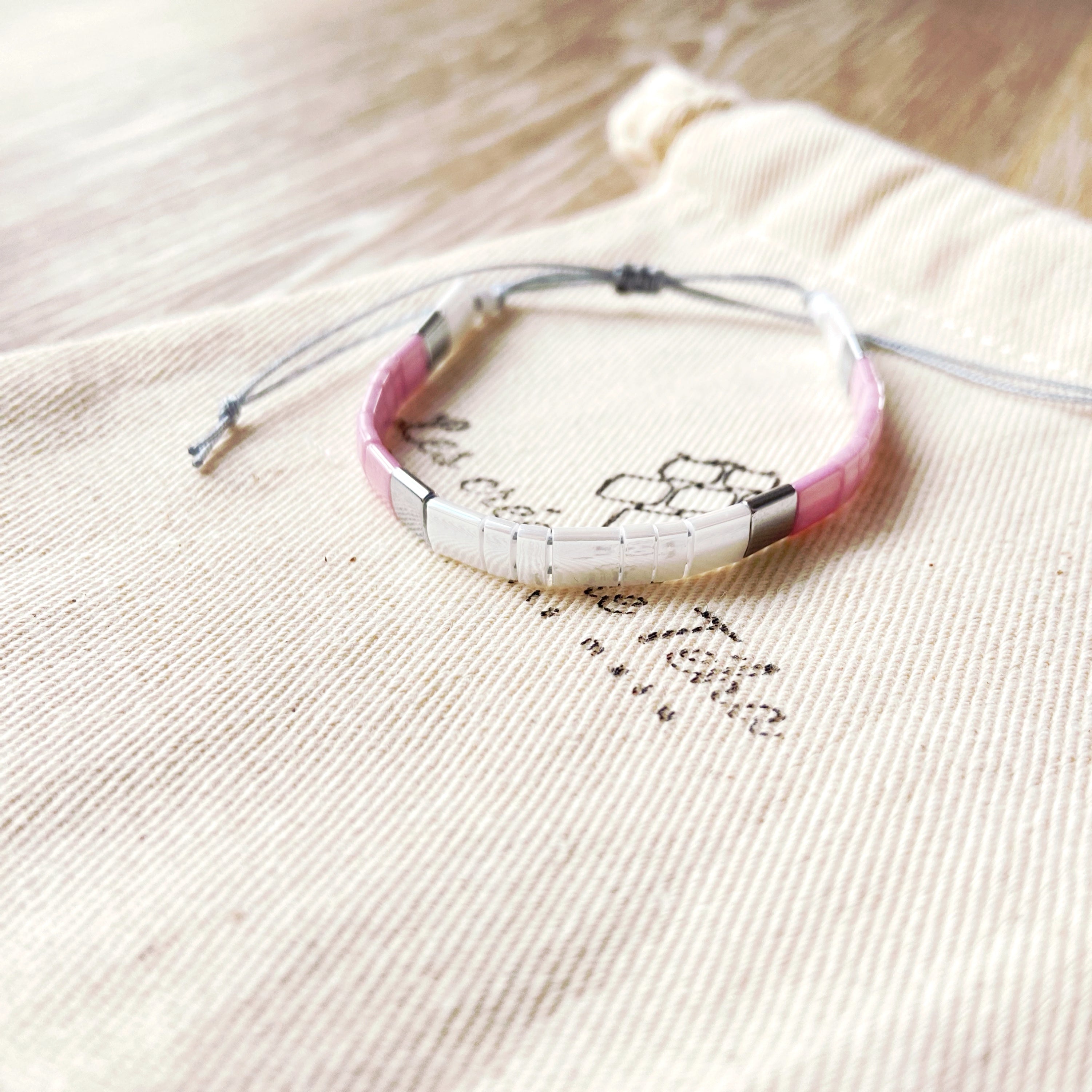 Bracelet enfant modèle kid version argentée en perles de verre et cordon