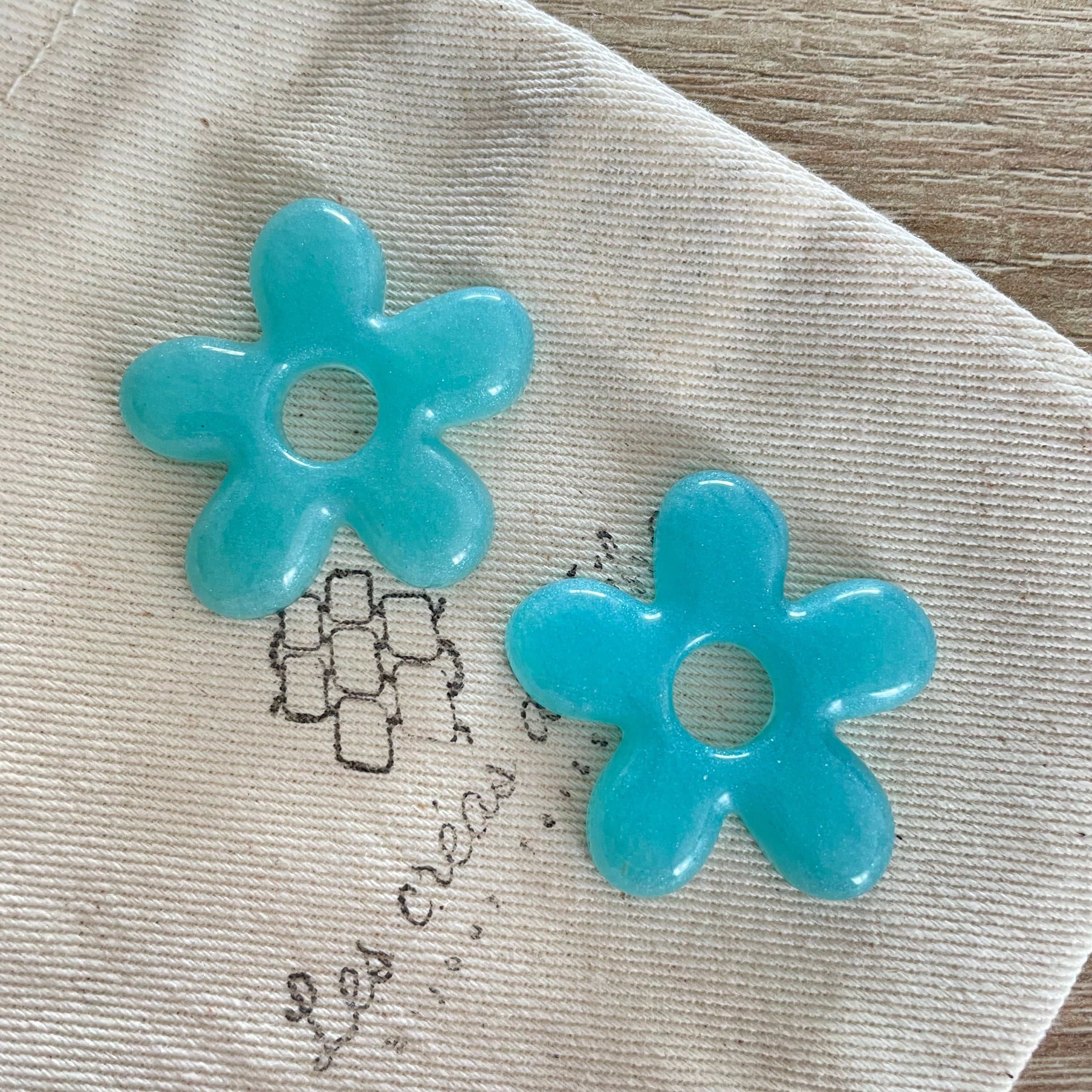Pampilles, breloques fleurs en résine epoxy  modèle Flower
