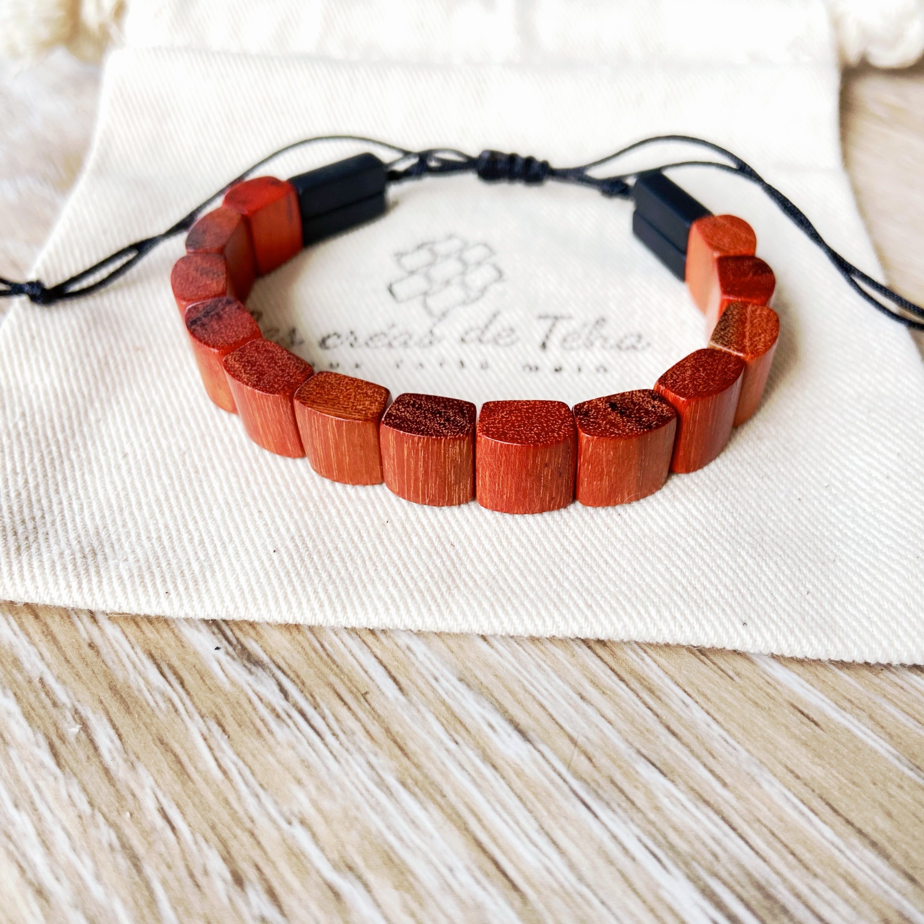 Bracelet homme modèle Mohina en perles en bois et cordon