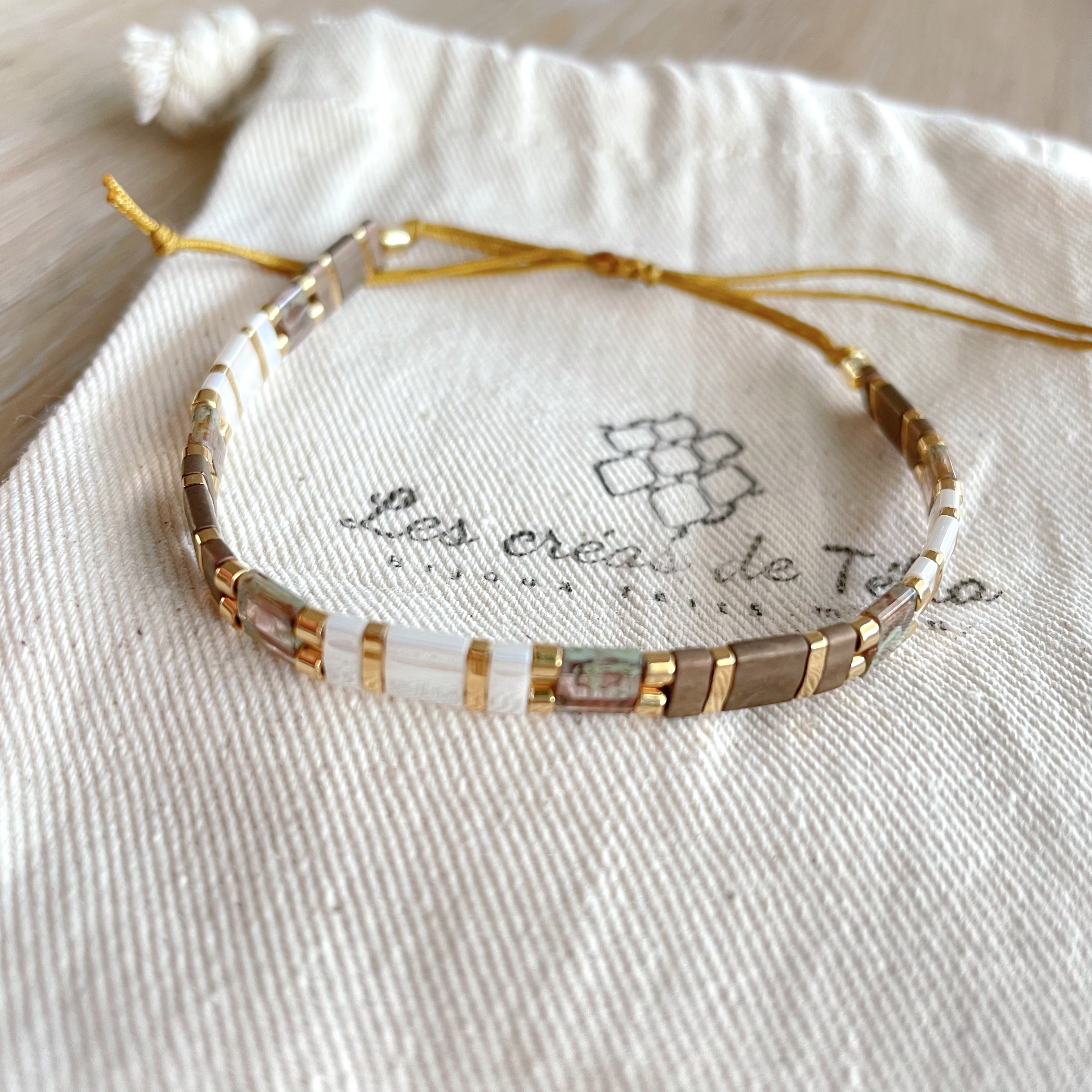 Bracelet tendance  marron et doré en perles de verre et cordon modèle  H