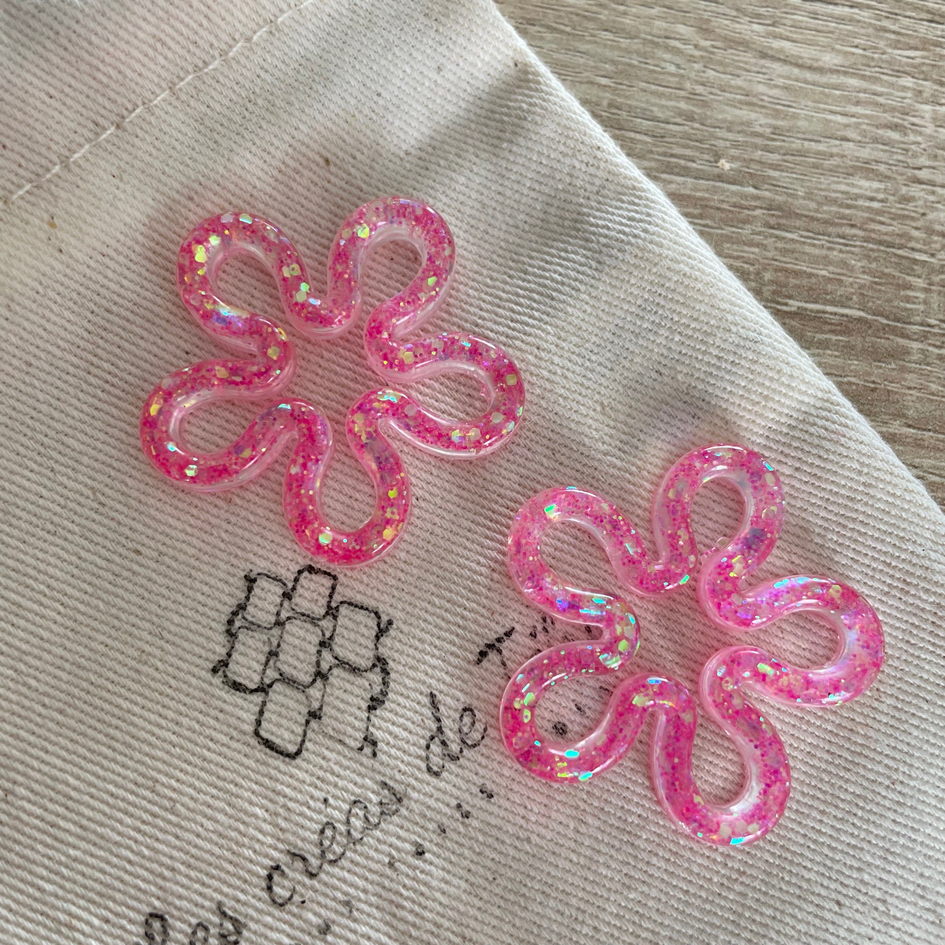 Pampilles, breloques fleurs en résine epoxy avec paillettes modèle Flow