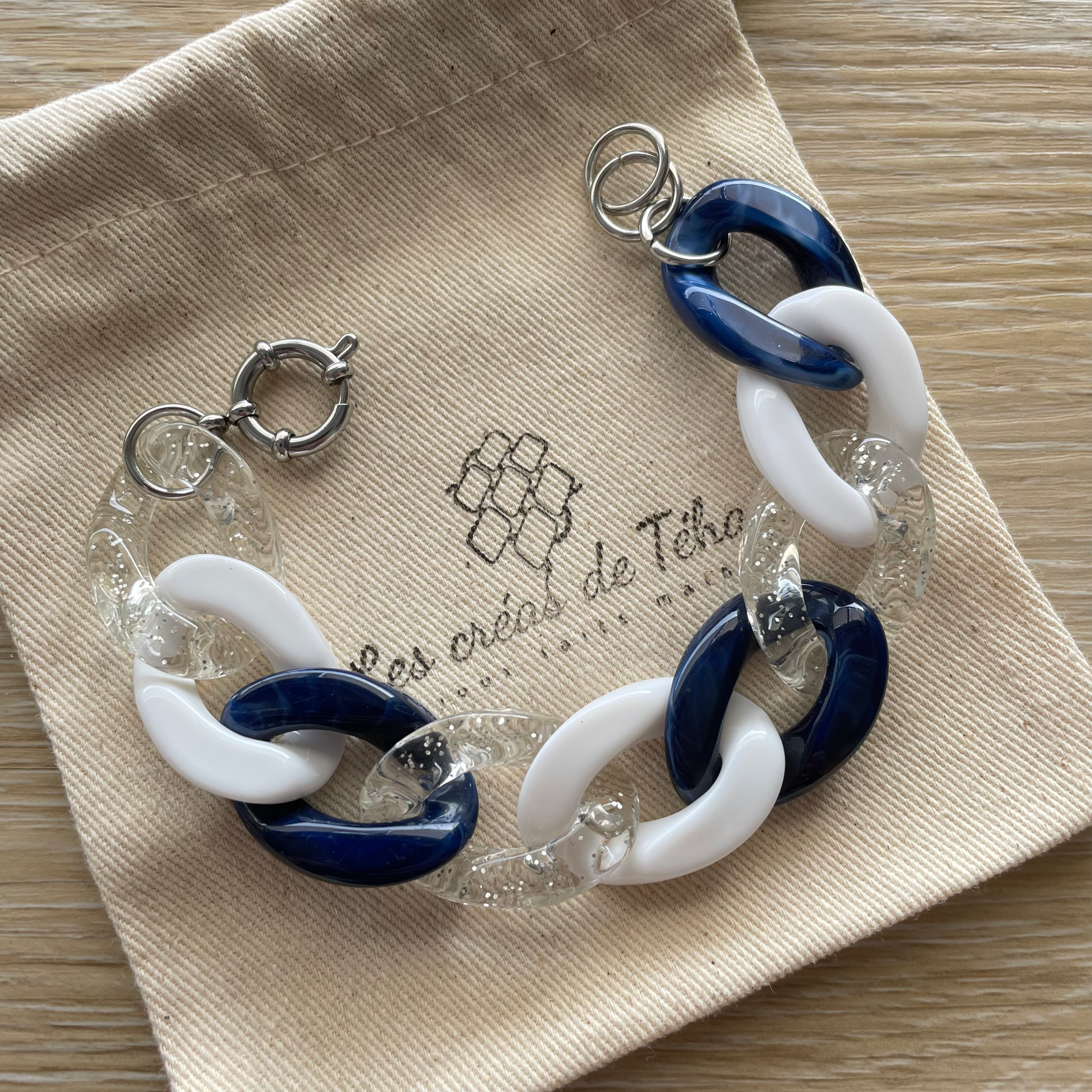 Parure de bijoux en grosses mailles marine, blanc et argenté modèle Ohéa