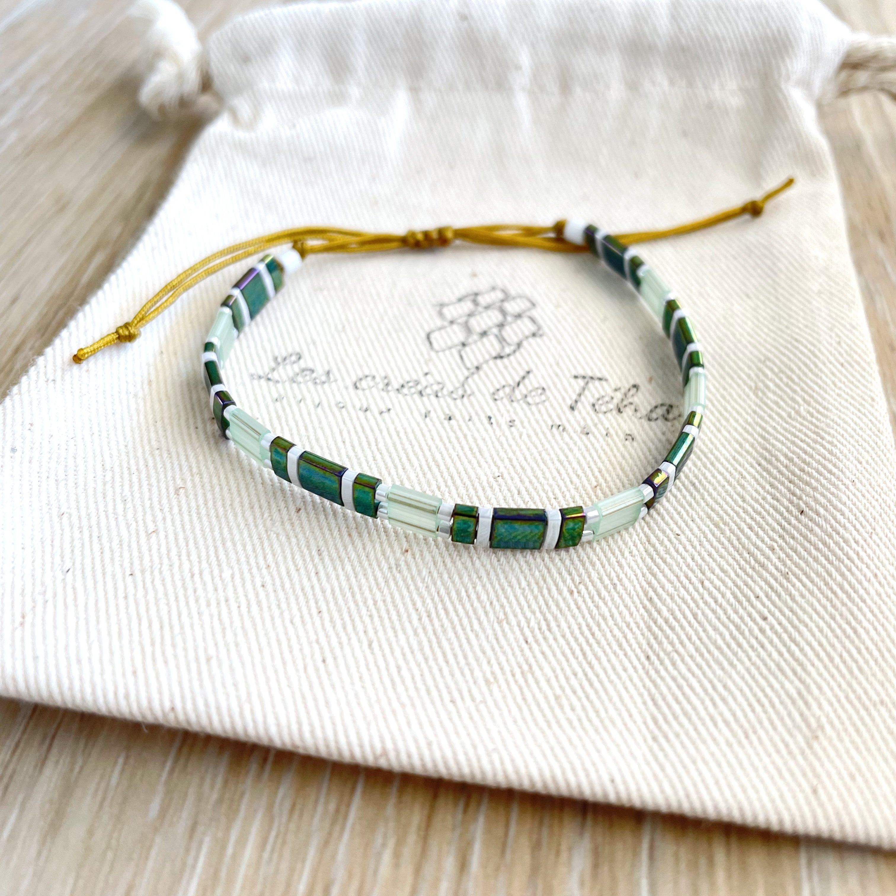 Bracelet en perles de verre  vertes et cordon modèle Huira