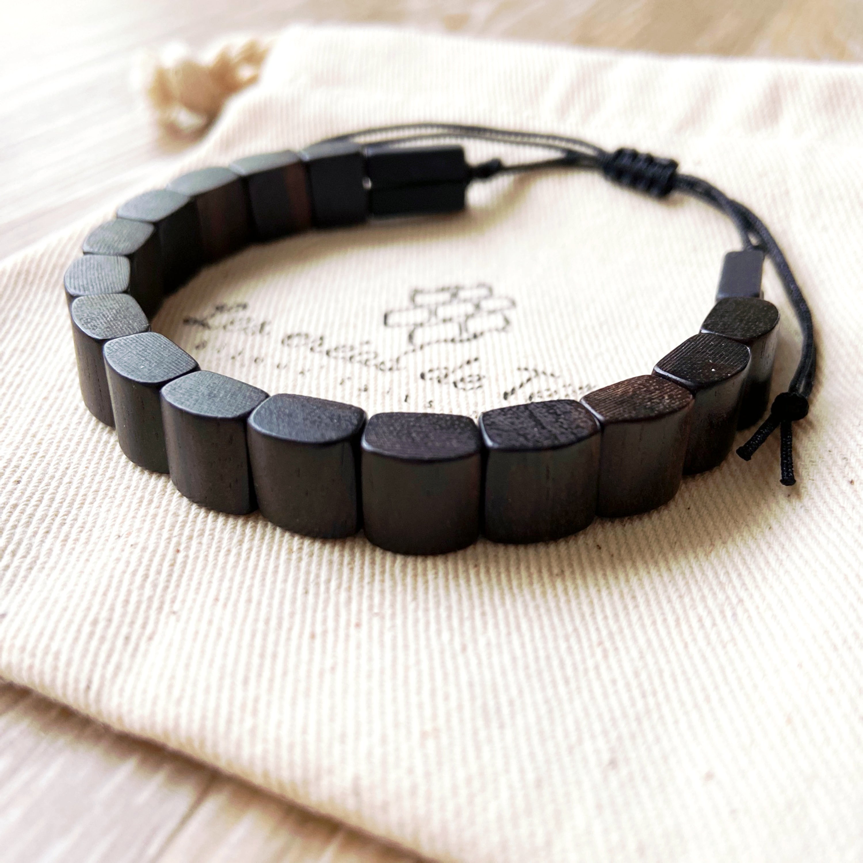 Bracelet homme modèle Mohina en perles en bois et cordon