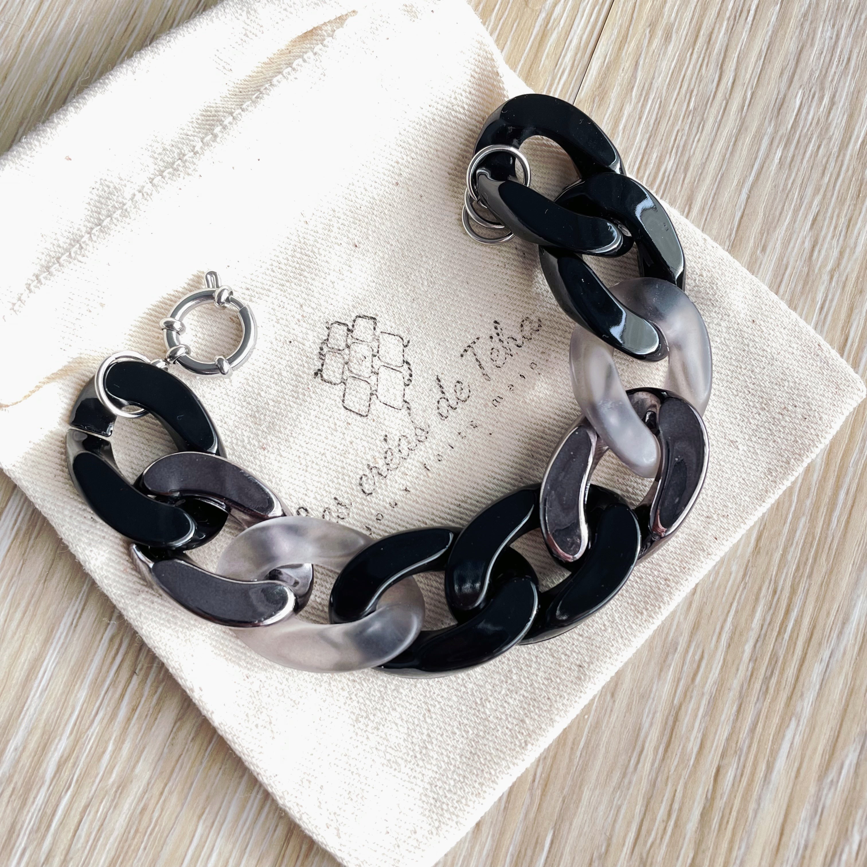 Bracelet tendance grosses mailles noir, anthracite, gris transparent modèle Ohea