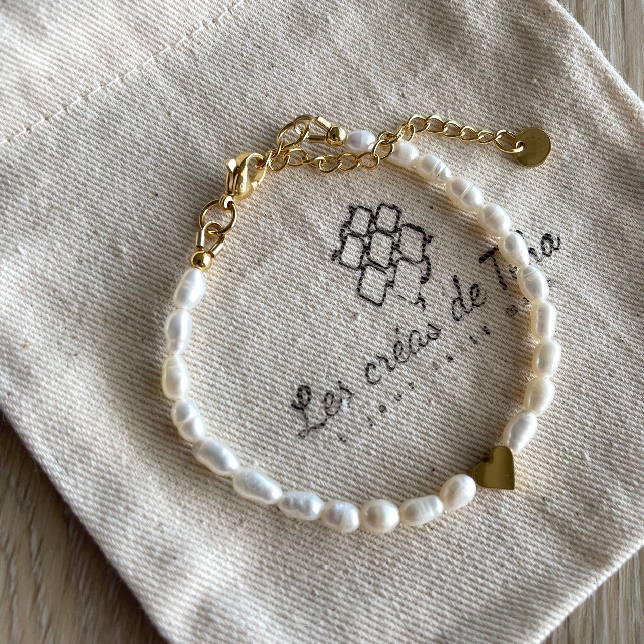 Bracelet en perles d'eau douce, nacre et acier inoxydable modèle Aroha