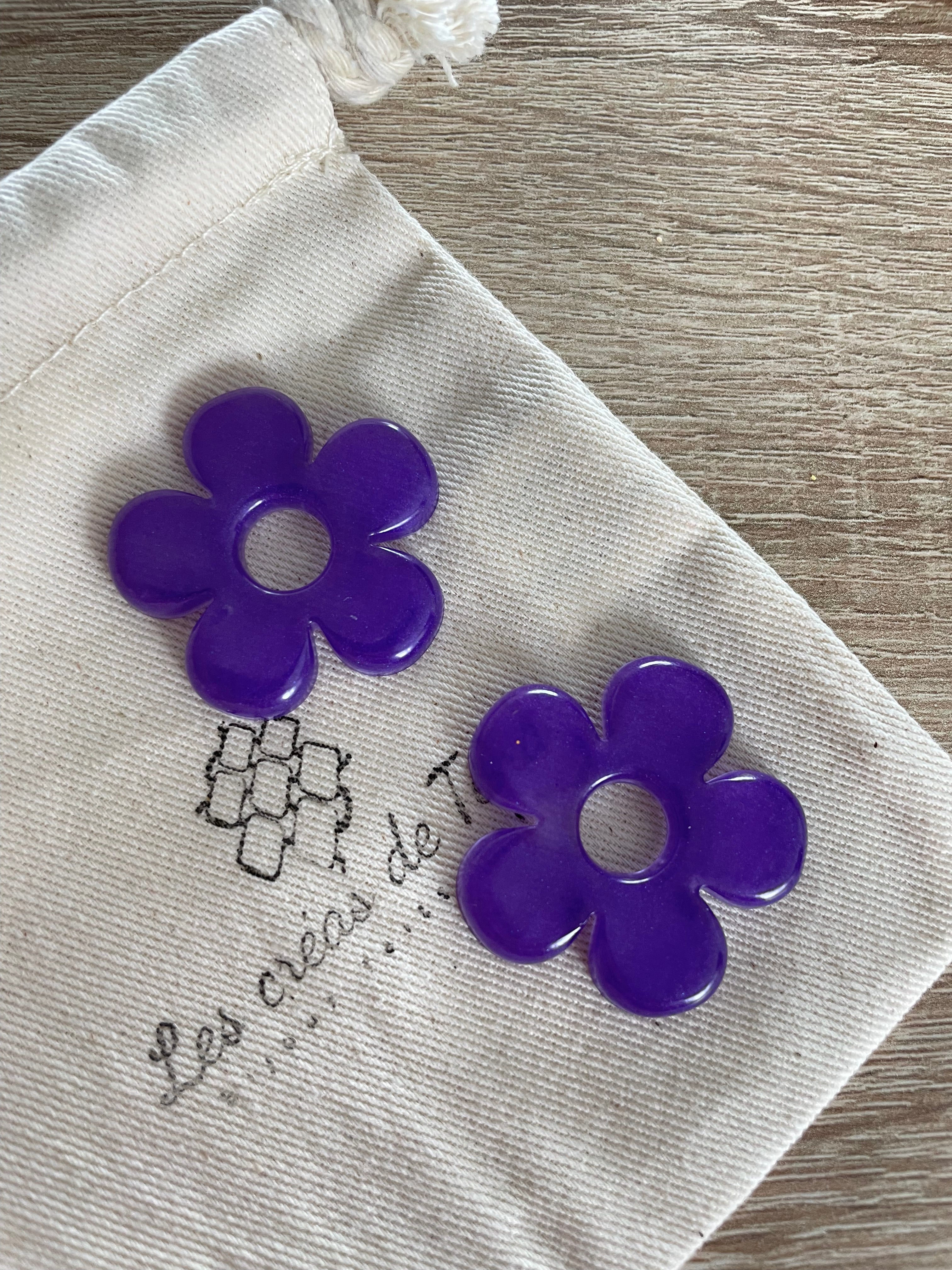 Pampilles, breloques fleurs en résine epoxy  modèle Flow