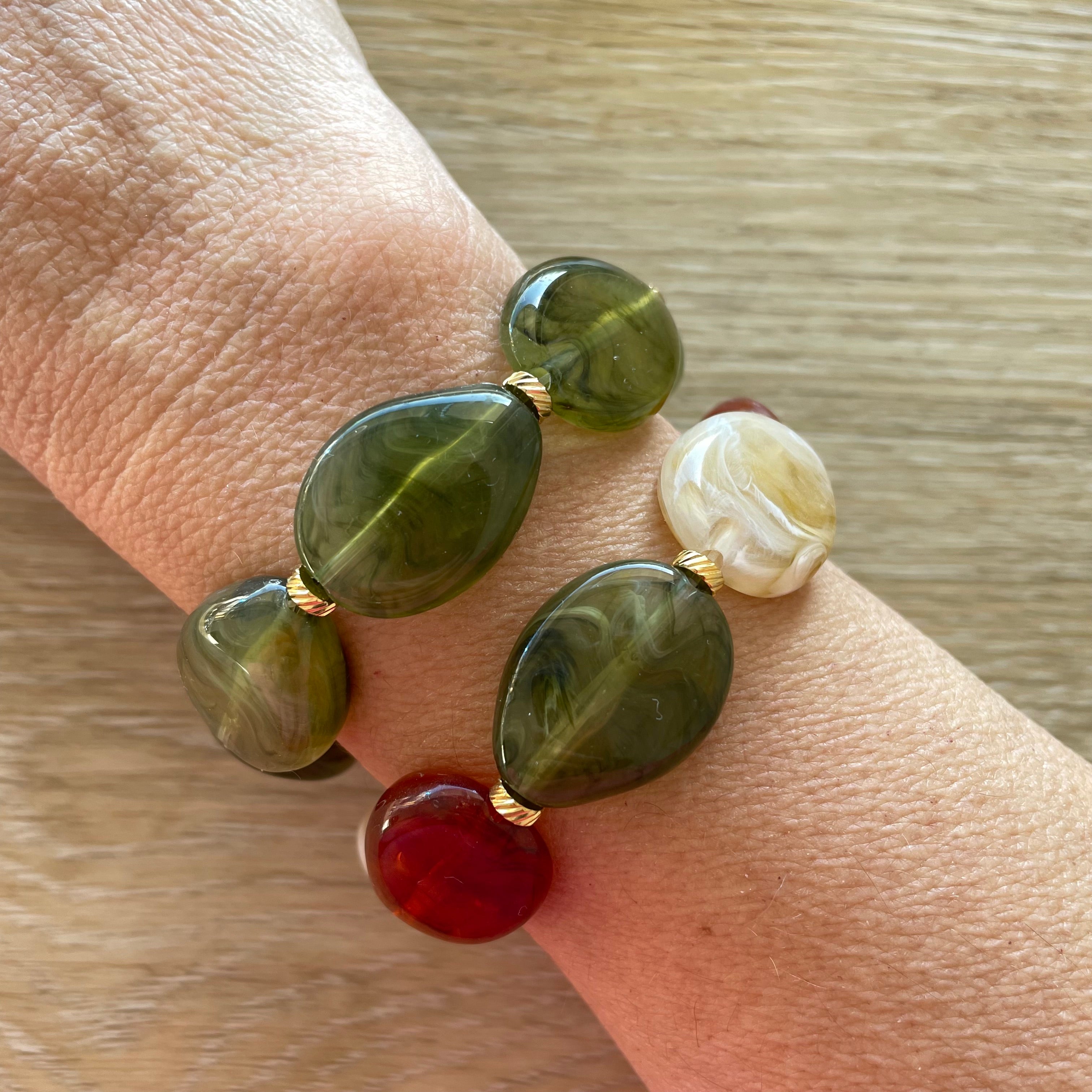 Bracelet élastique en perles acrylique et acier inoxydable modèle Joia