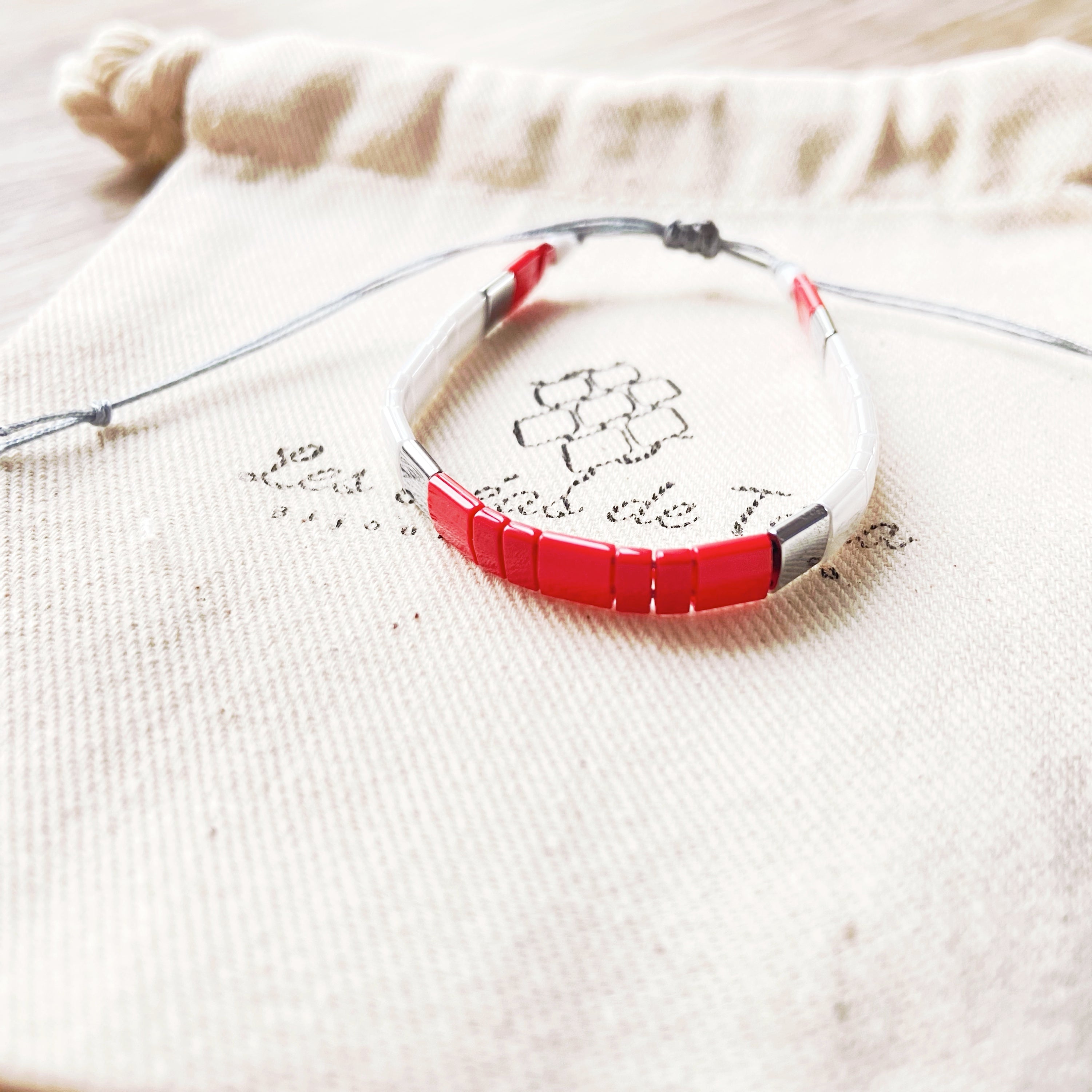 Bracelet enfant modèle kid version argentée en perles de verre et cordon