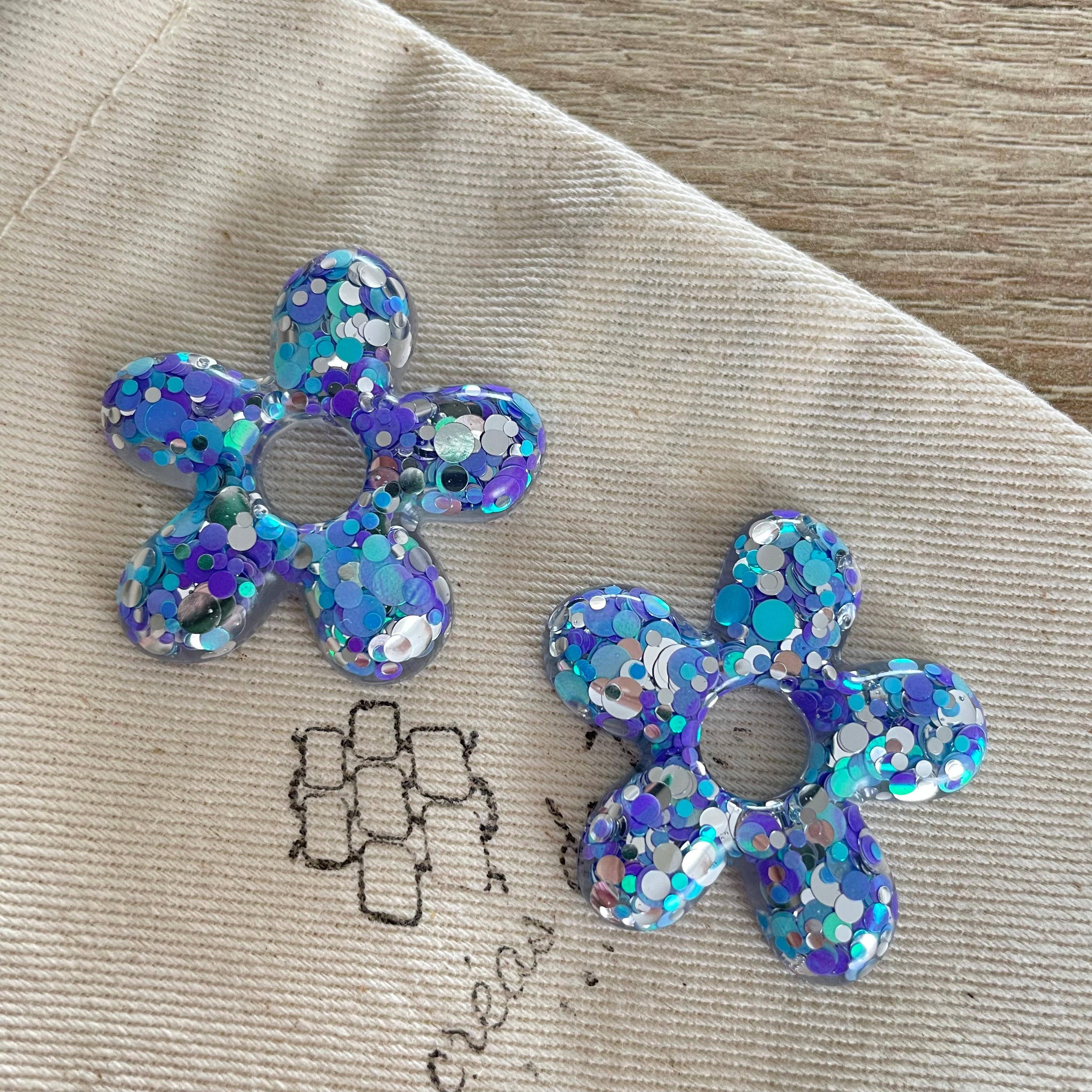 Pampilles, breloques fleurs en résine epoxy avec paillettes modèle Flow