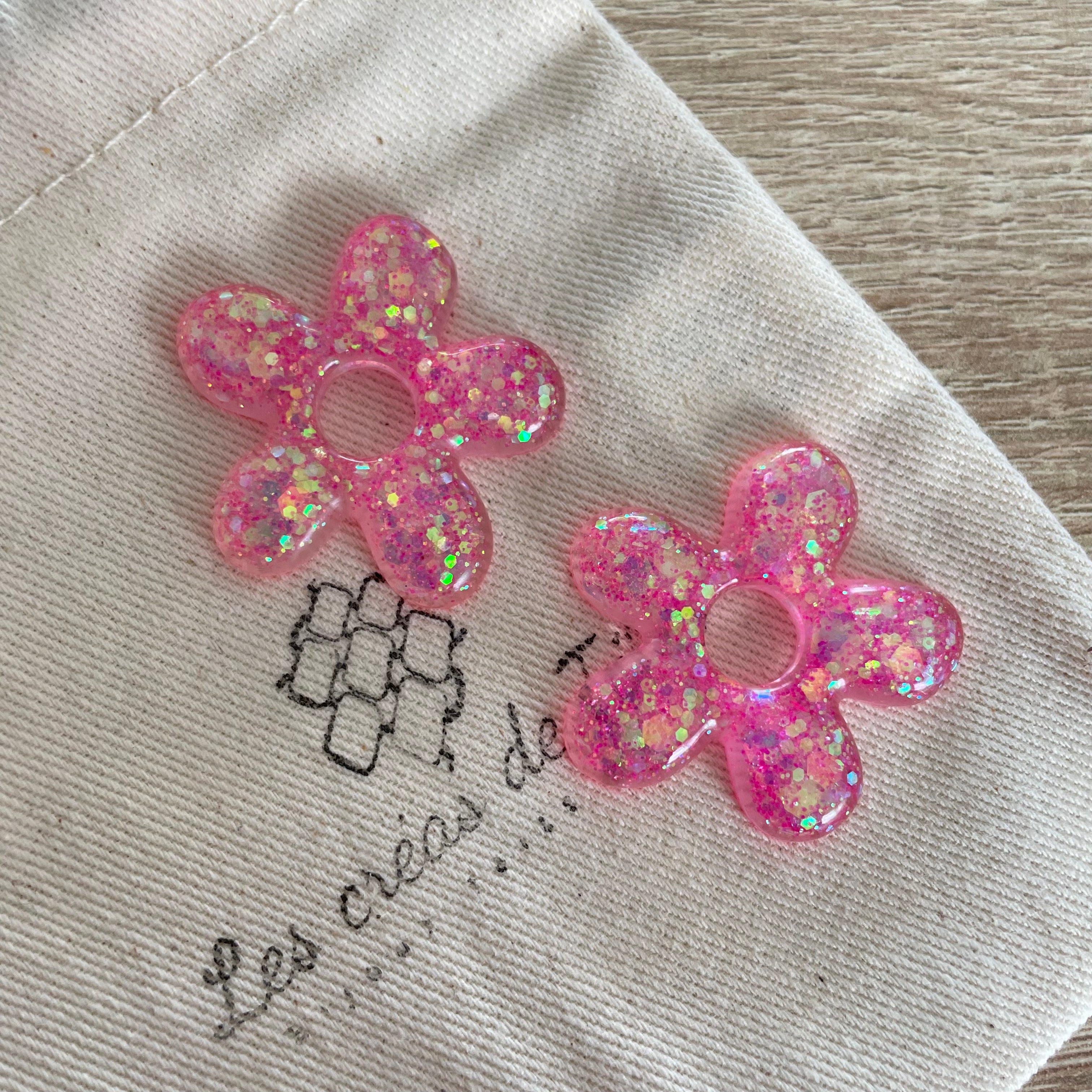 Pampilles, breloques fleurs en résine epoxy avec paillettes modèle Flow
