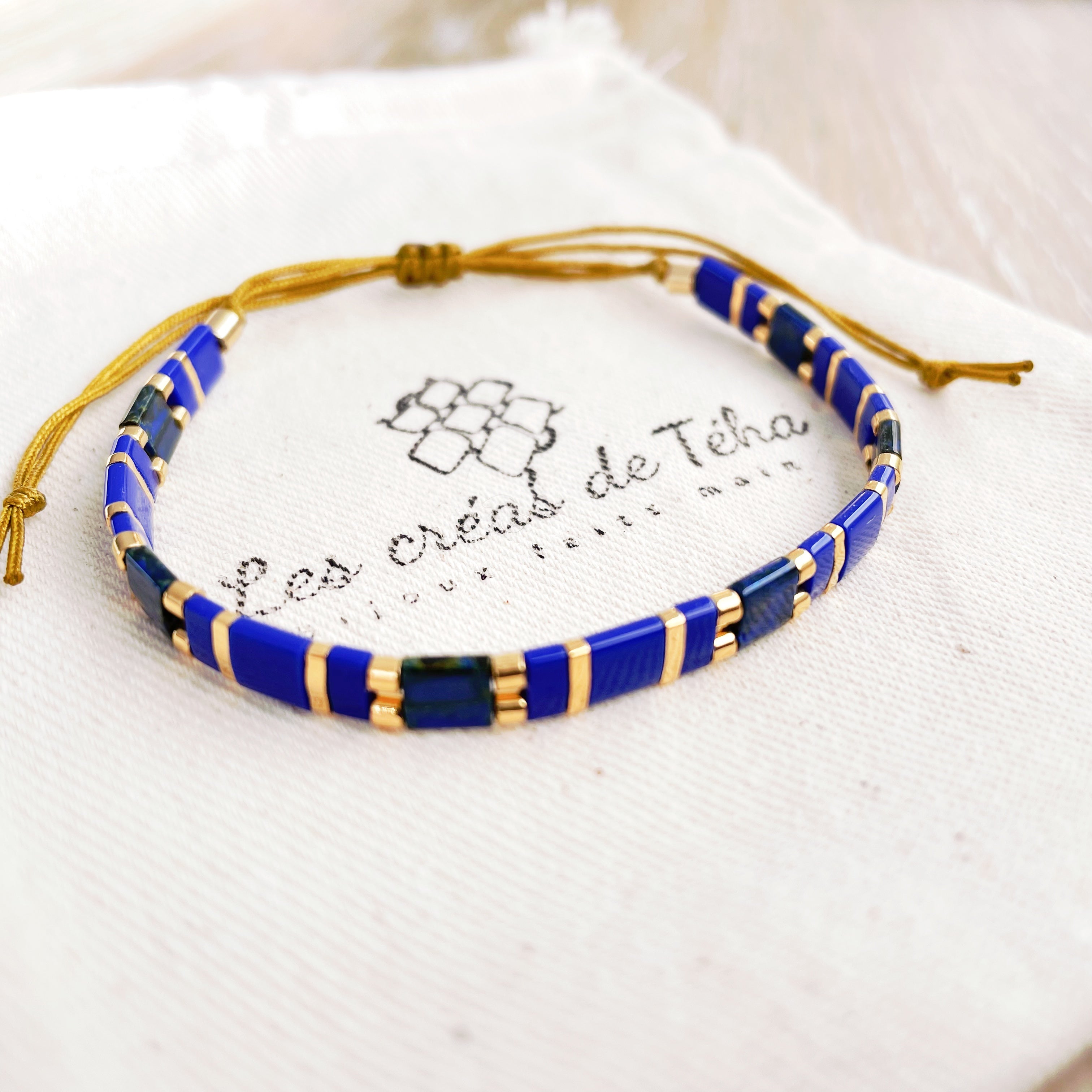Bracelet Huira bleu et doré en perles de verre et cordon