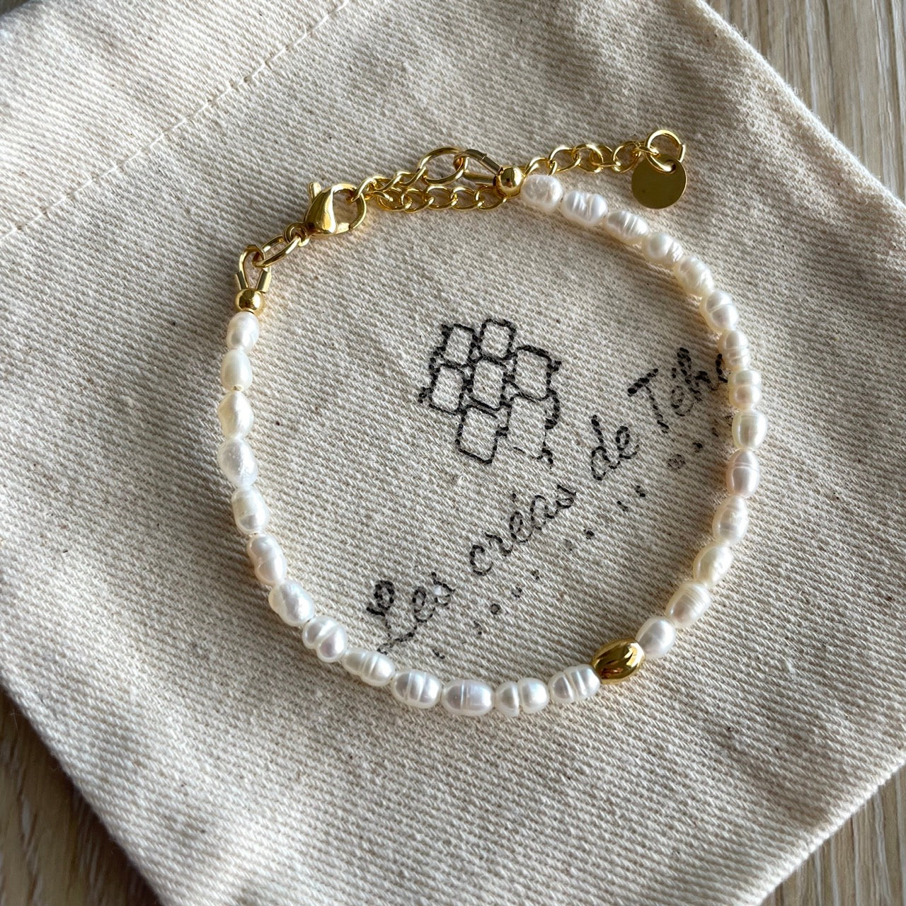 Bracelet en perles d'eau douce, nacre et acier inoxydable modèle Aroha