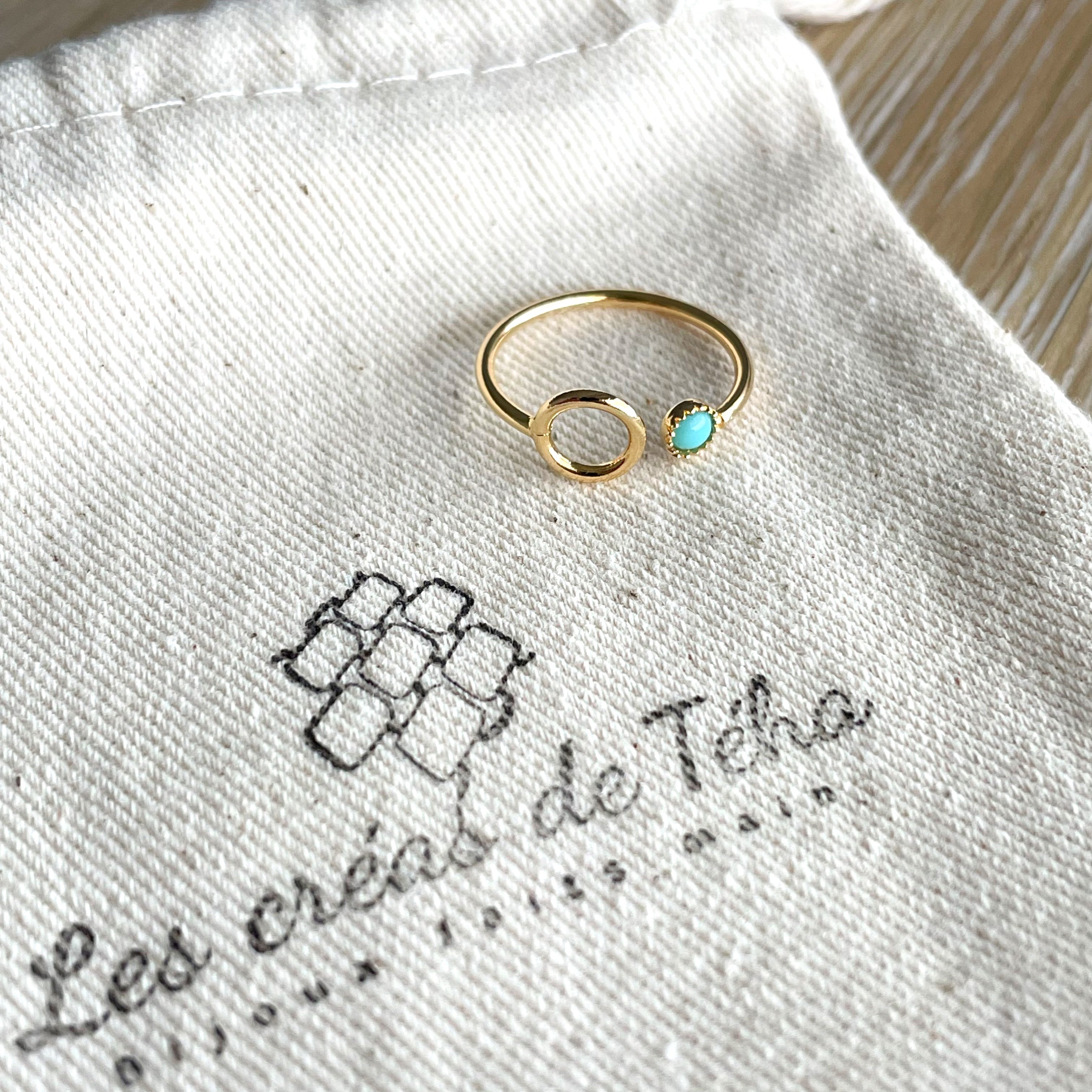 Bague réglable  en plaqué or modèle Circle avec cabochon en verre