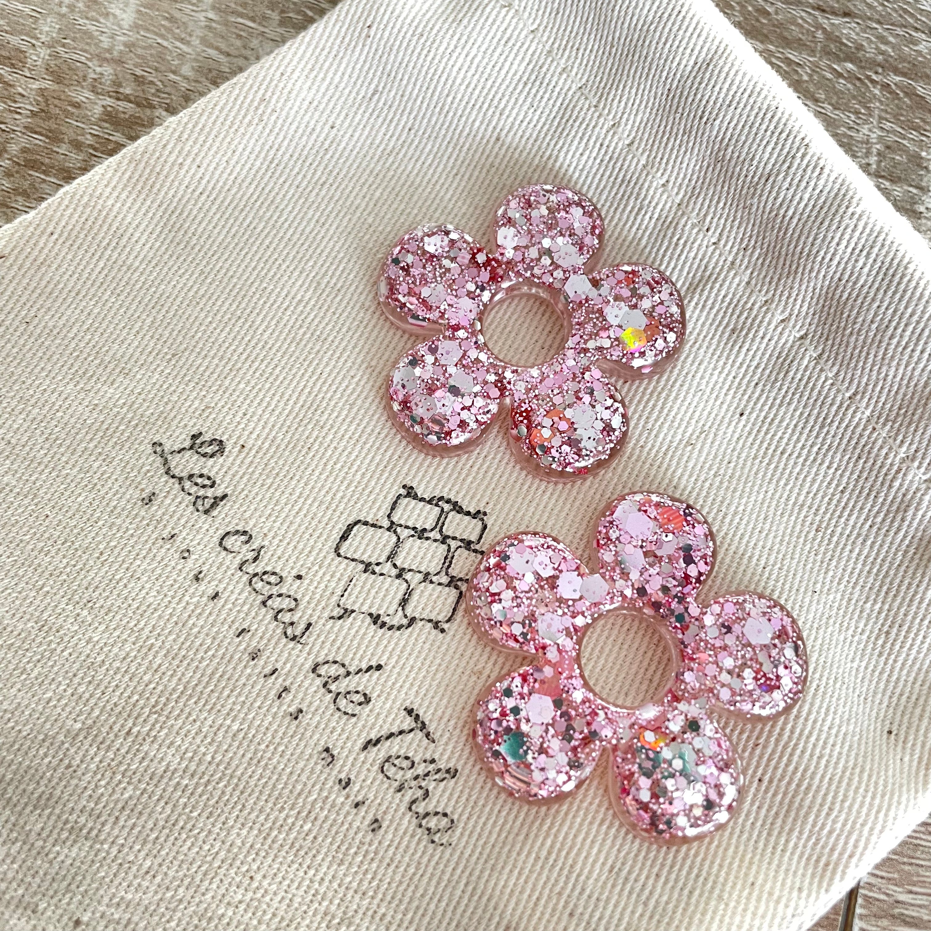 Pampilles, breloques fleurs en résine epoxy avec paillettes modèle Flower