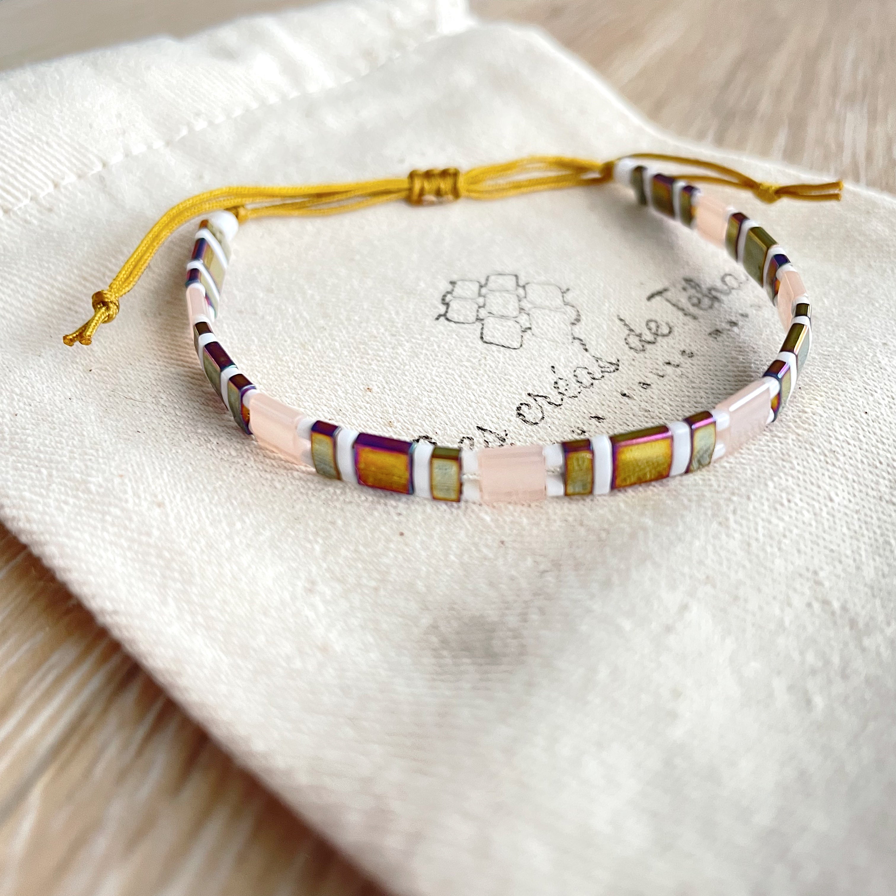 Bracelet fin en perles de verre, saumon, blanc, bordeaux doré modèle Huira