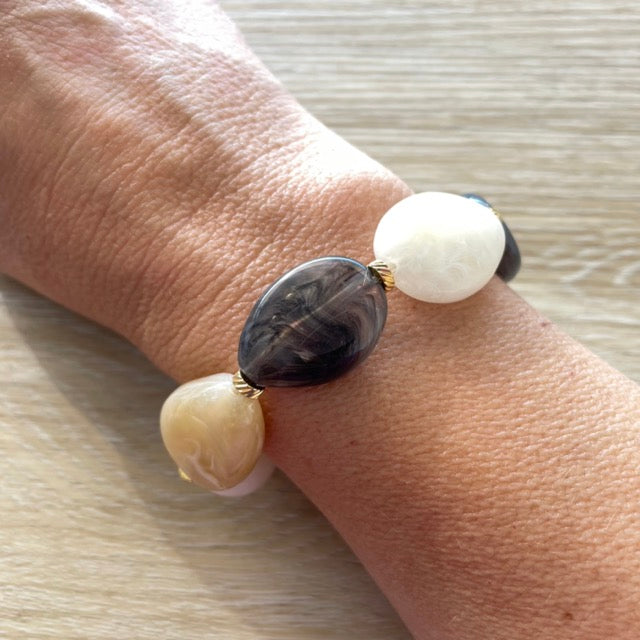 Bracelet élastique en perles acrylique et acier inoxydable modèle Joia