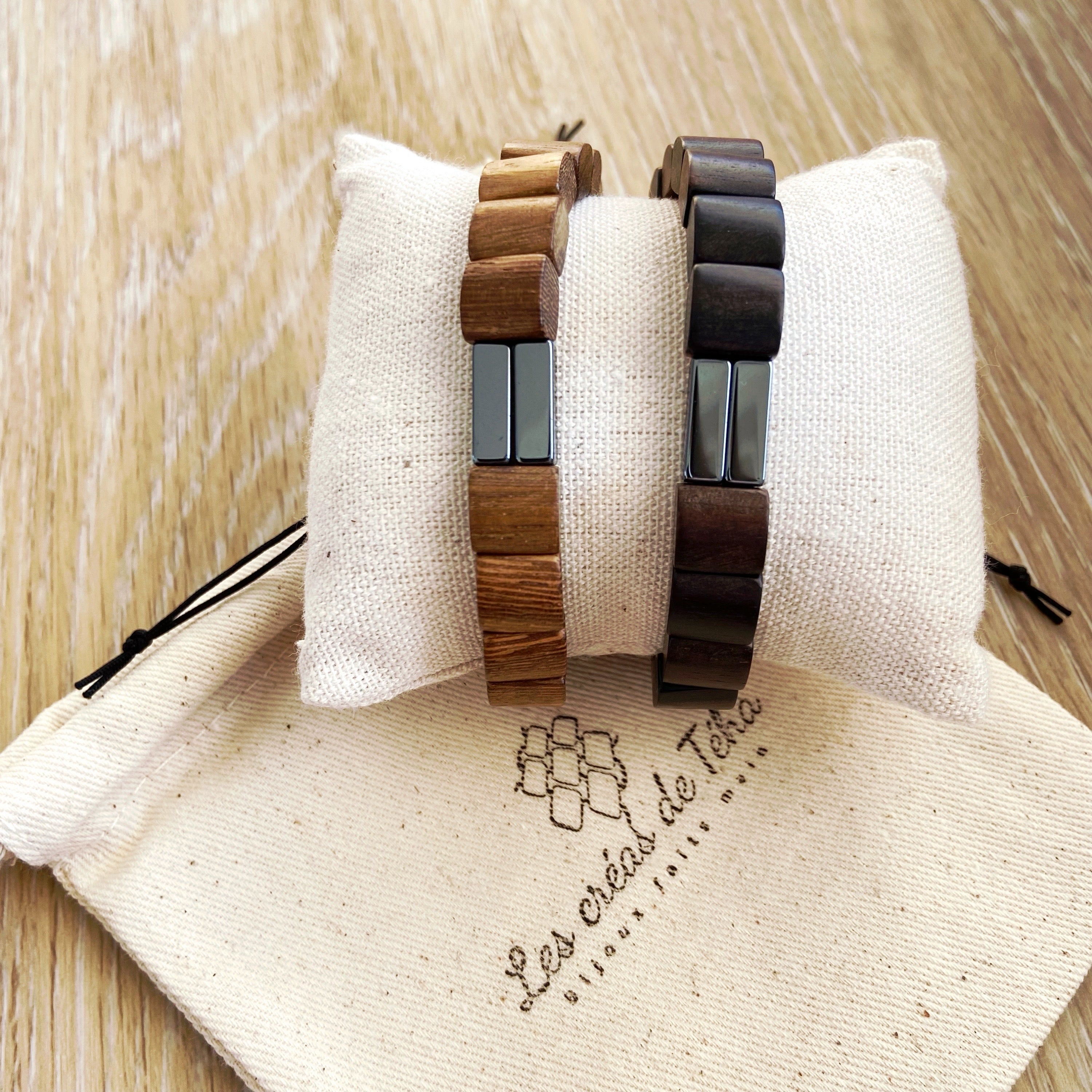 Bracelet homme modèle Mohina en perles en bois, hématite et cordon
