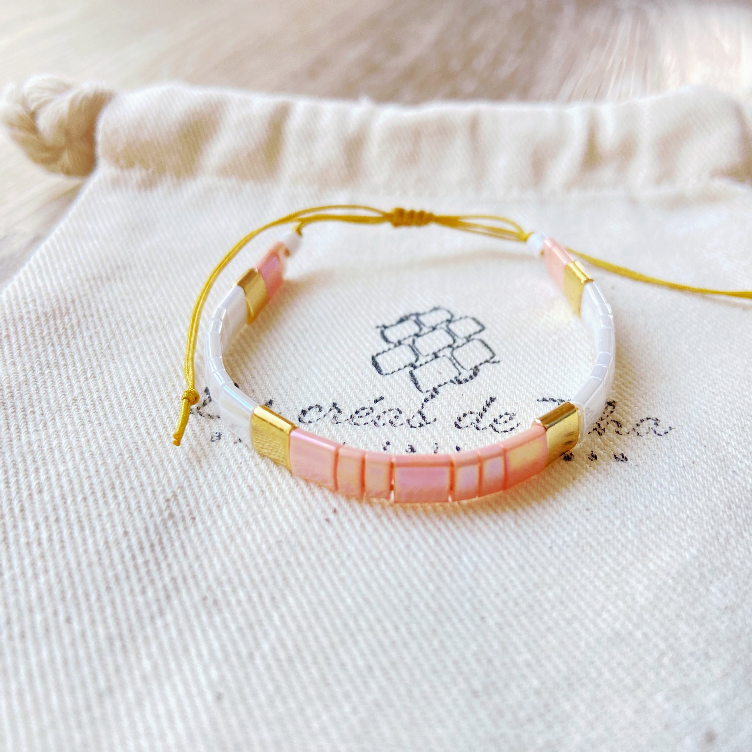 Bracelet enfant modèle kid version dorée en perles de verre et cordon