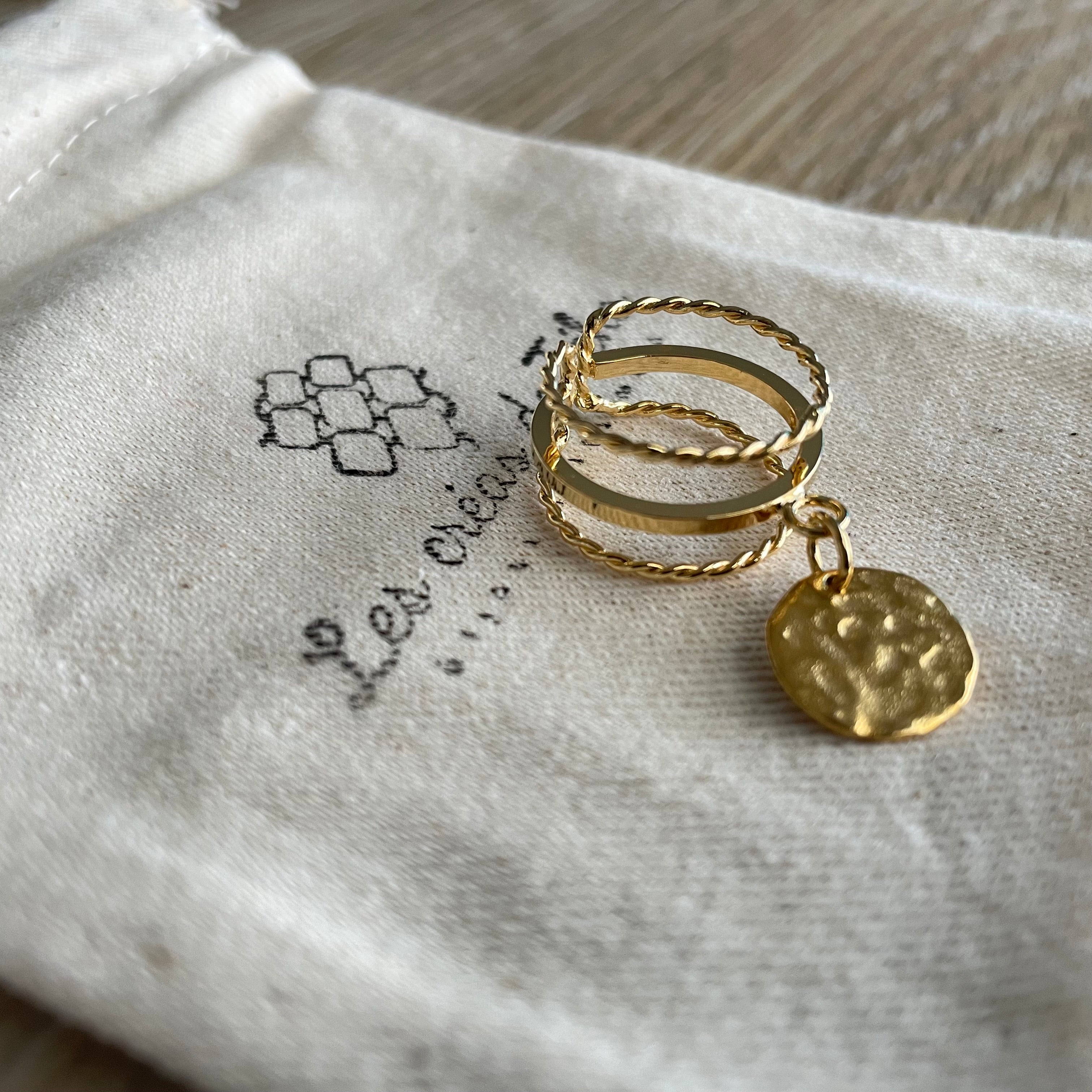 Bague en plaqué or et breloque en acier inoxydable modèle Ari