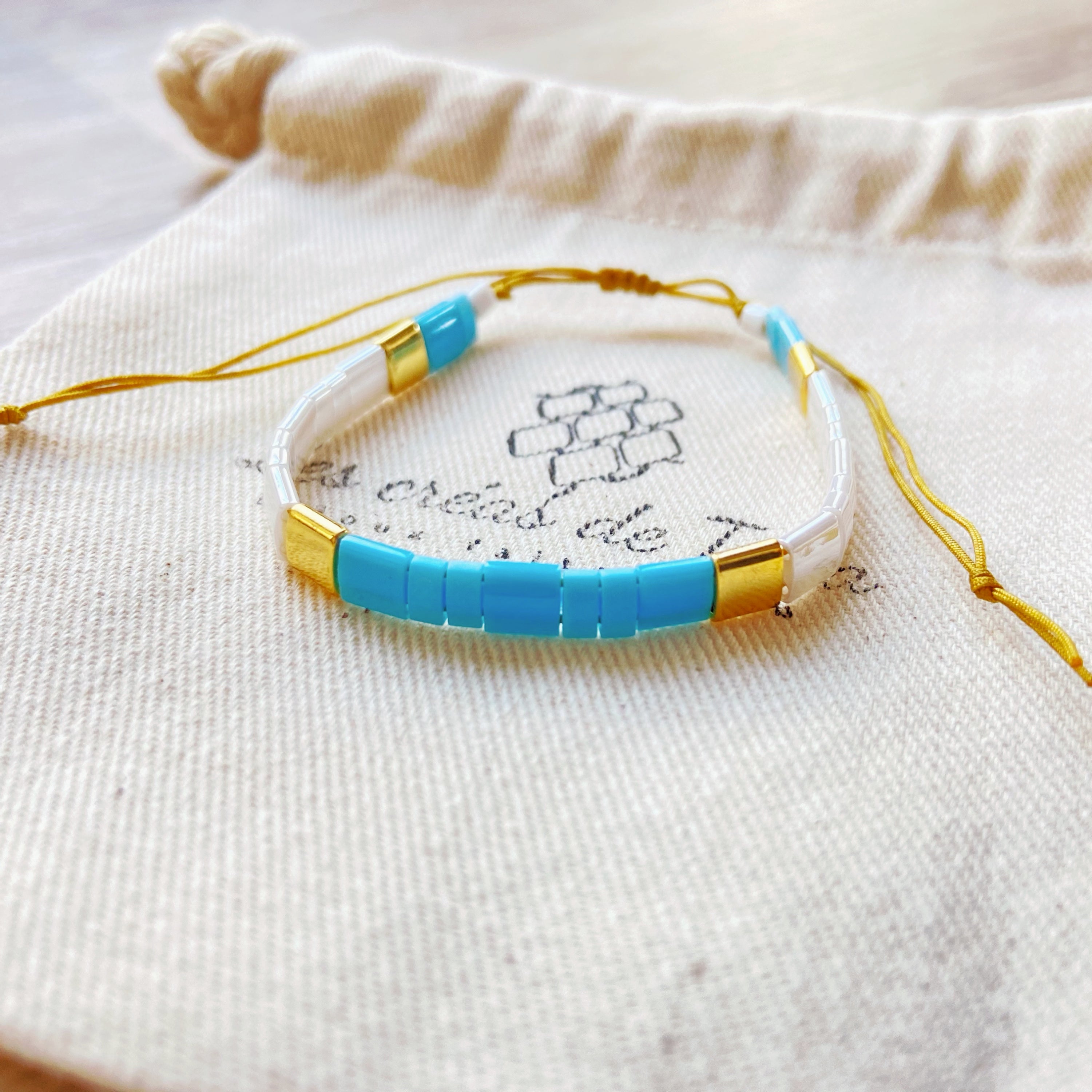 Bracelet enfant modèle kid version dorée en perles de verre et cordon