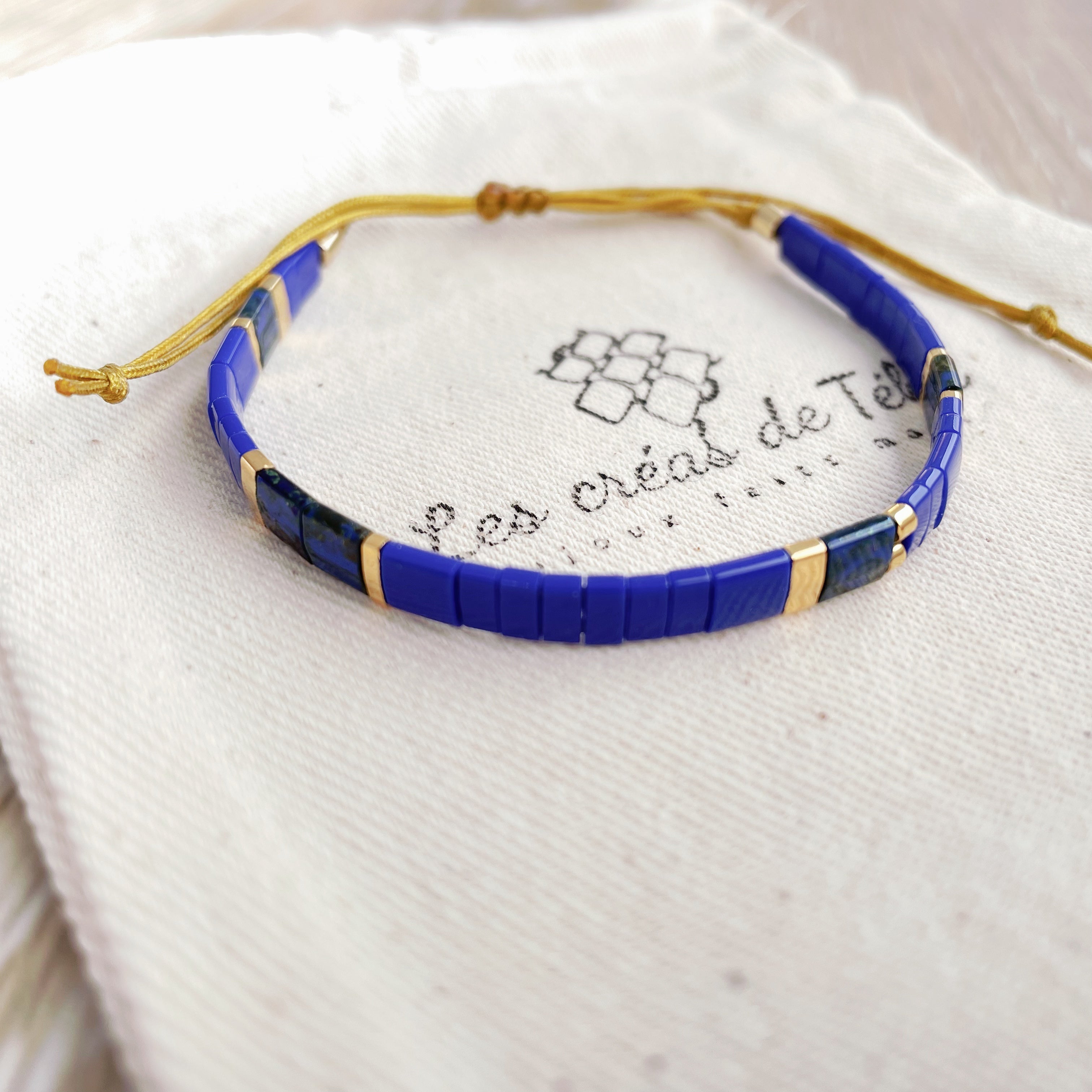 Bracelet Huira bleu et doré en perles de verre et cordon