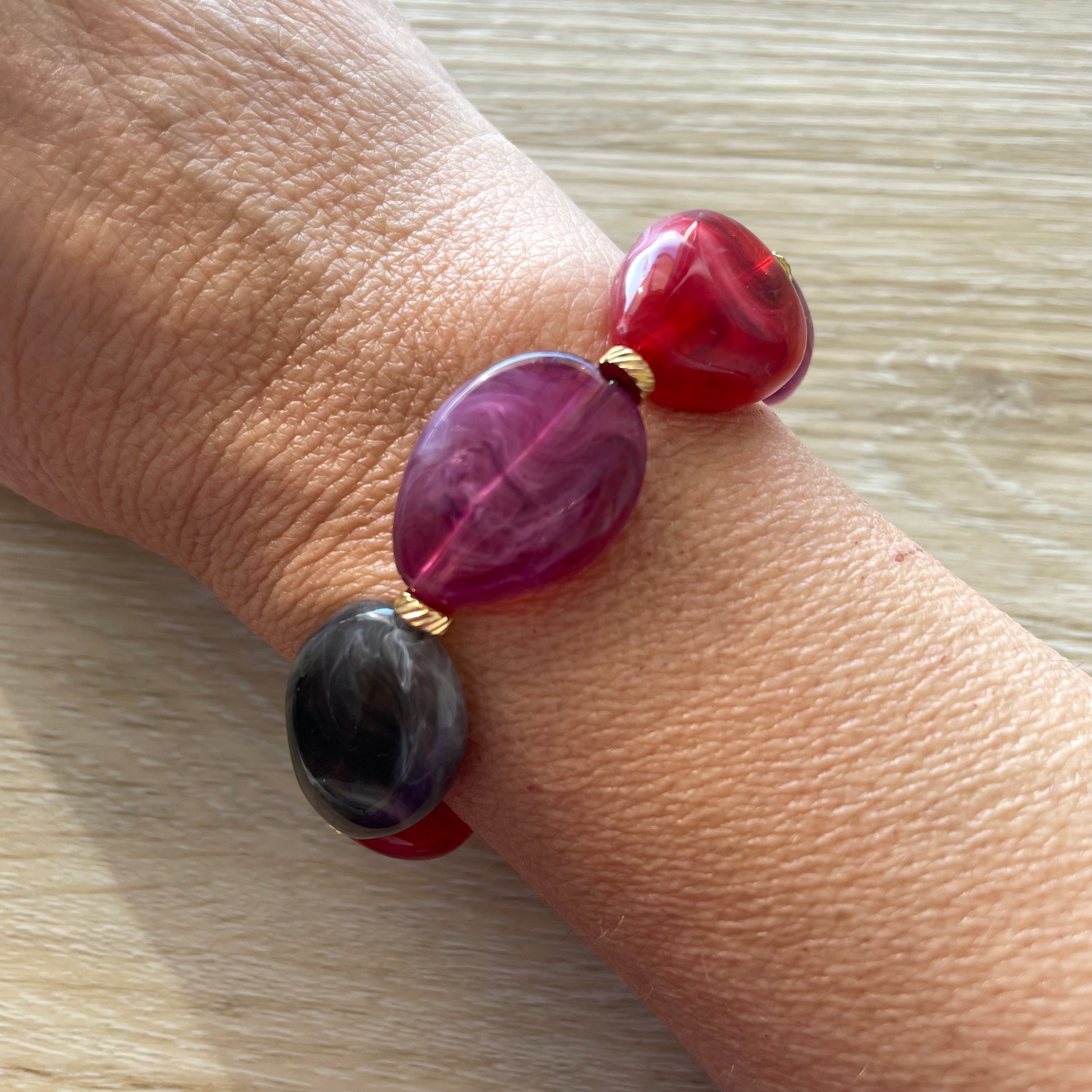 Bracelet élastique en perles acrylique et acier inoxydable modèle Joia