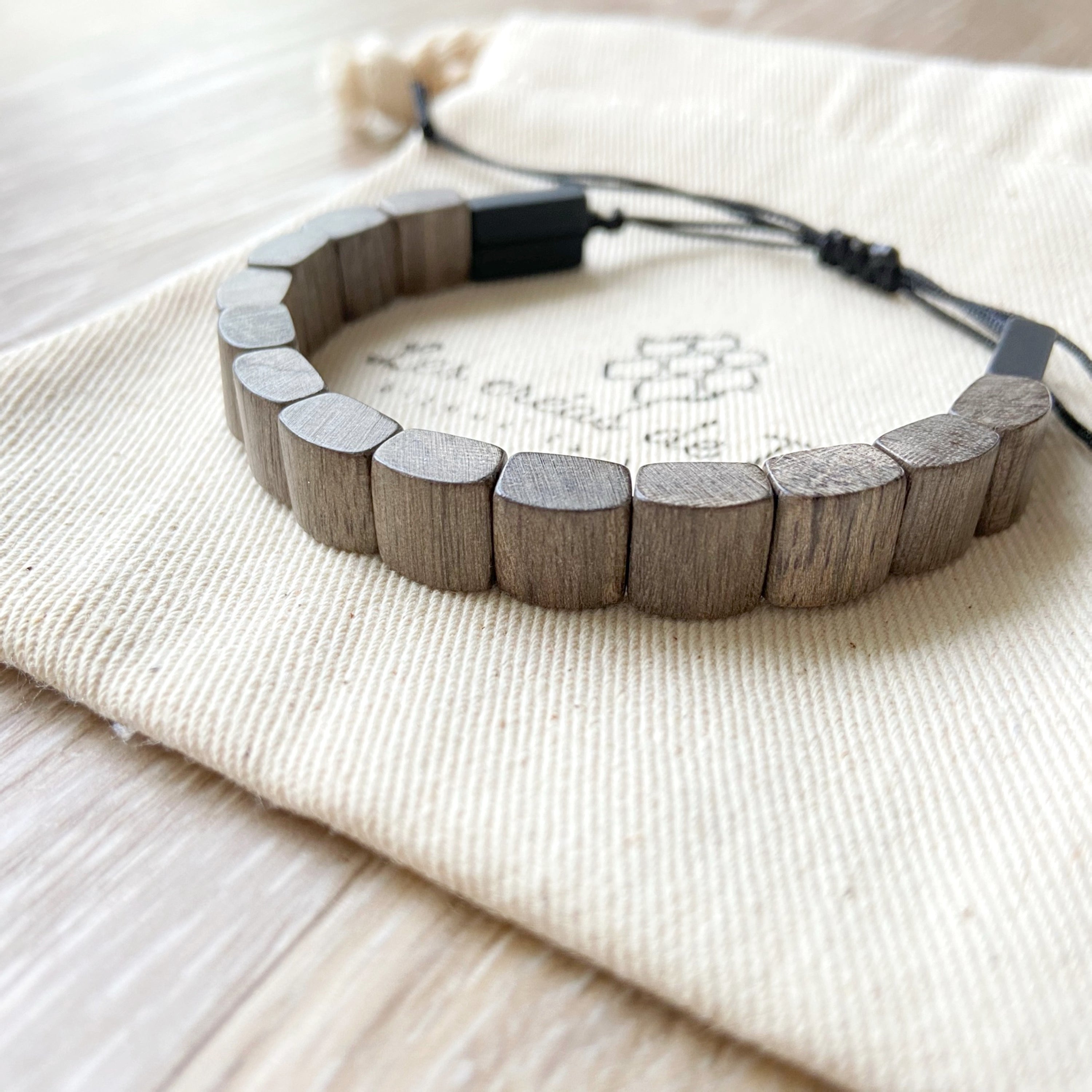 Bracelet homme modèle Mohina en perles en bois et cordon