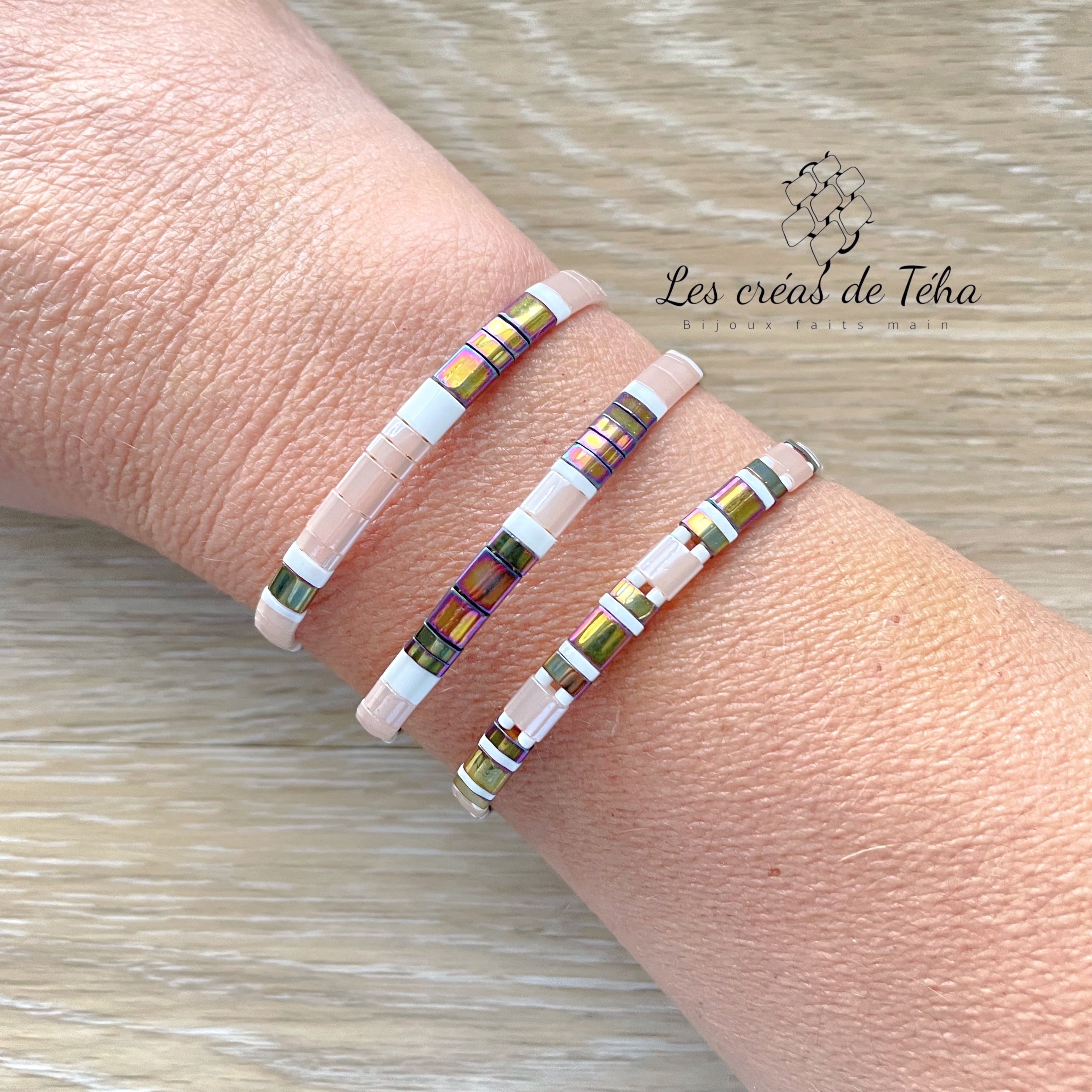 Bracelet fin en perles de verre, saumon, blanc, bordeaux doré modèle Huira