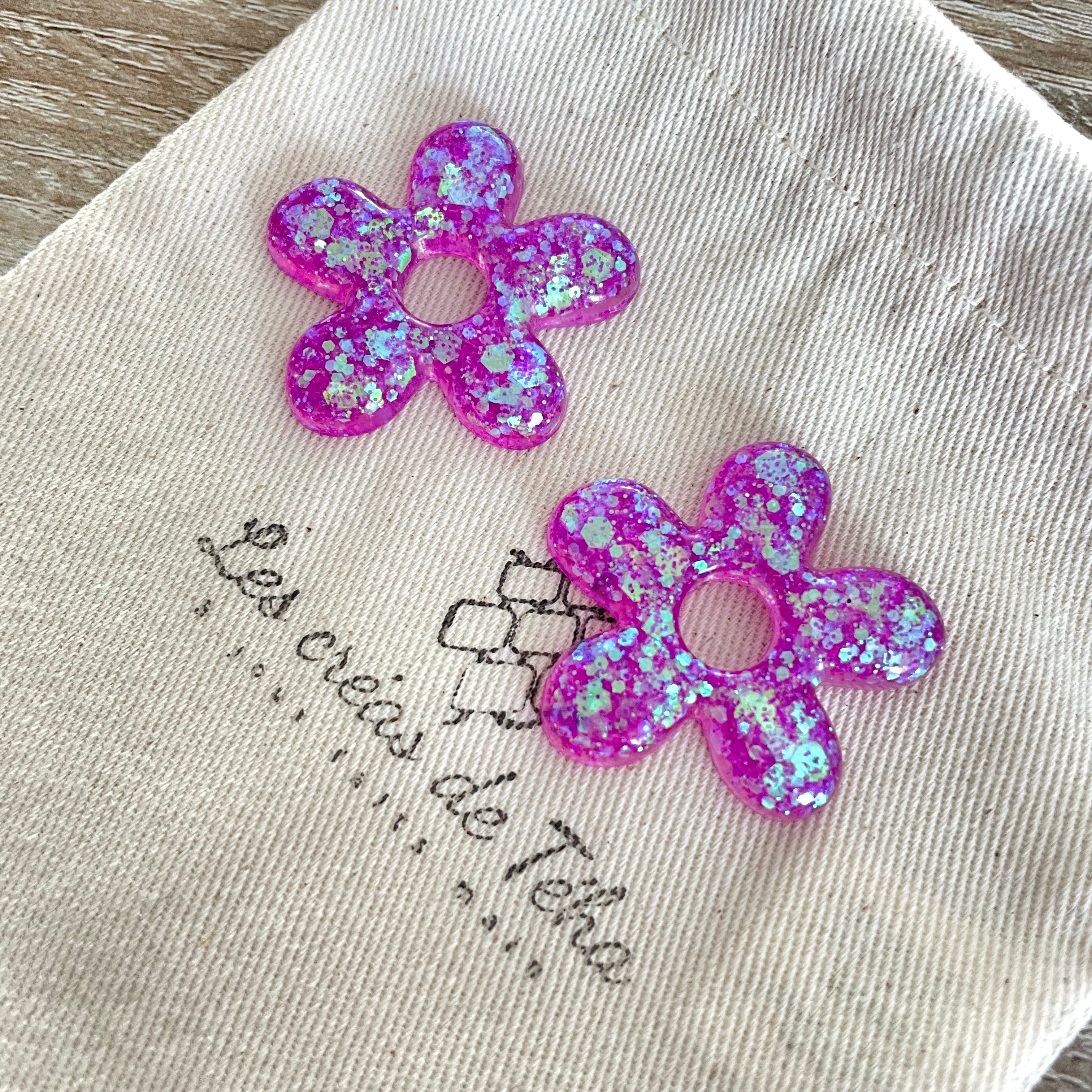 Pampilles, breloques fleurs en résine epoxy avec paillettes modèle Flow