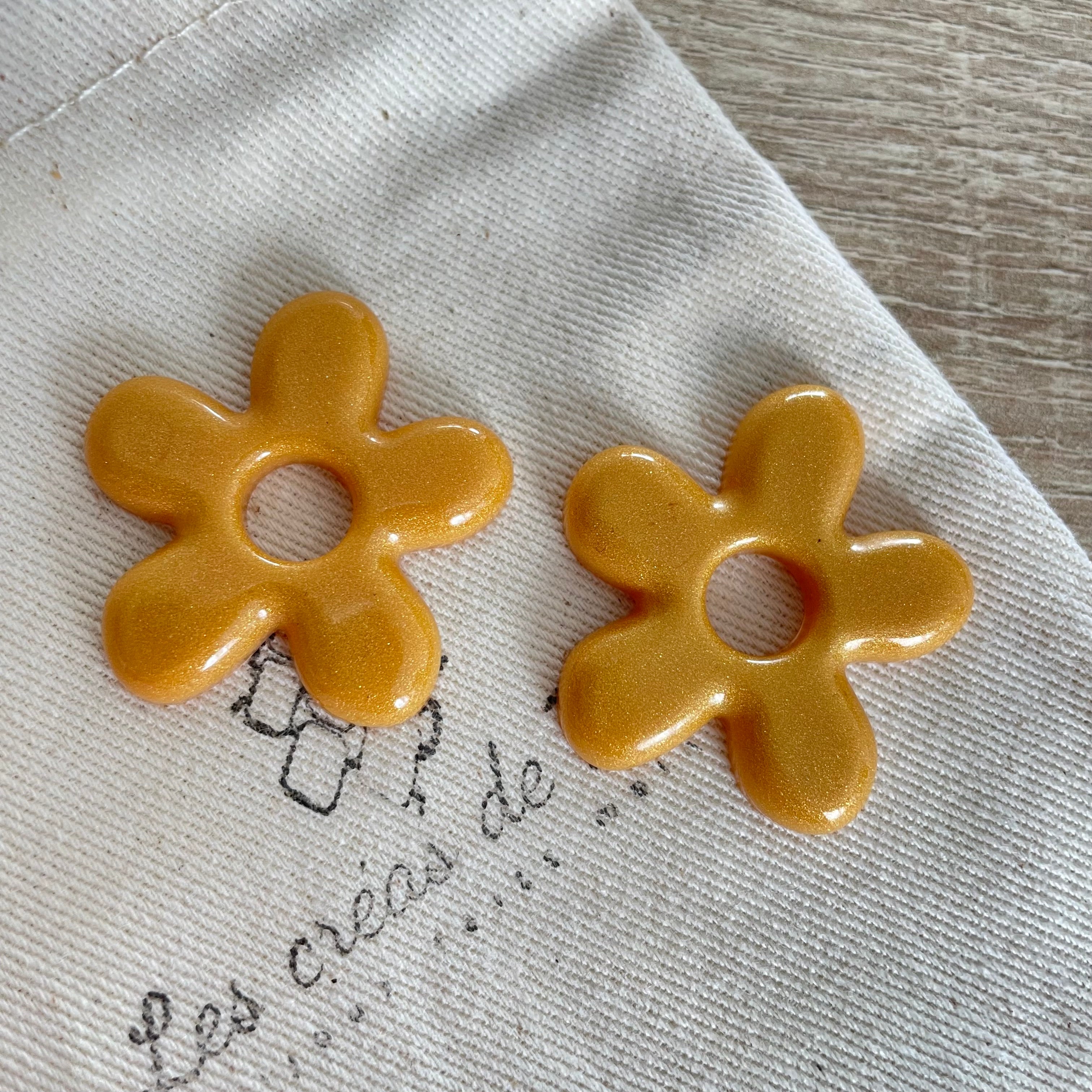 Pampilles, breloques fleurs en résine epoxy  modèle Flower