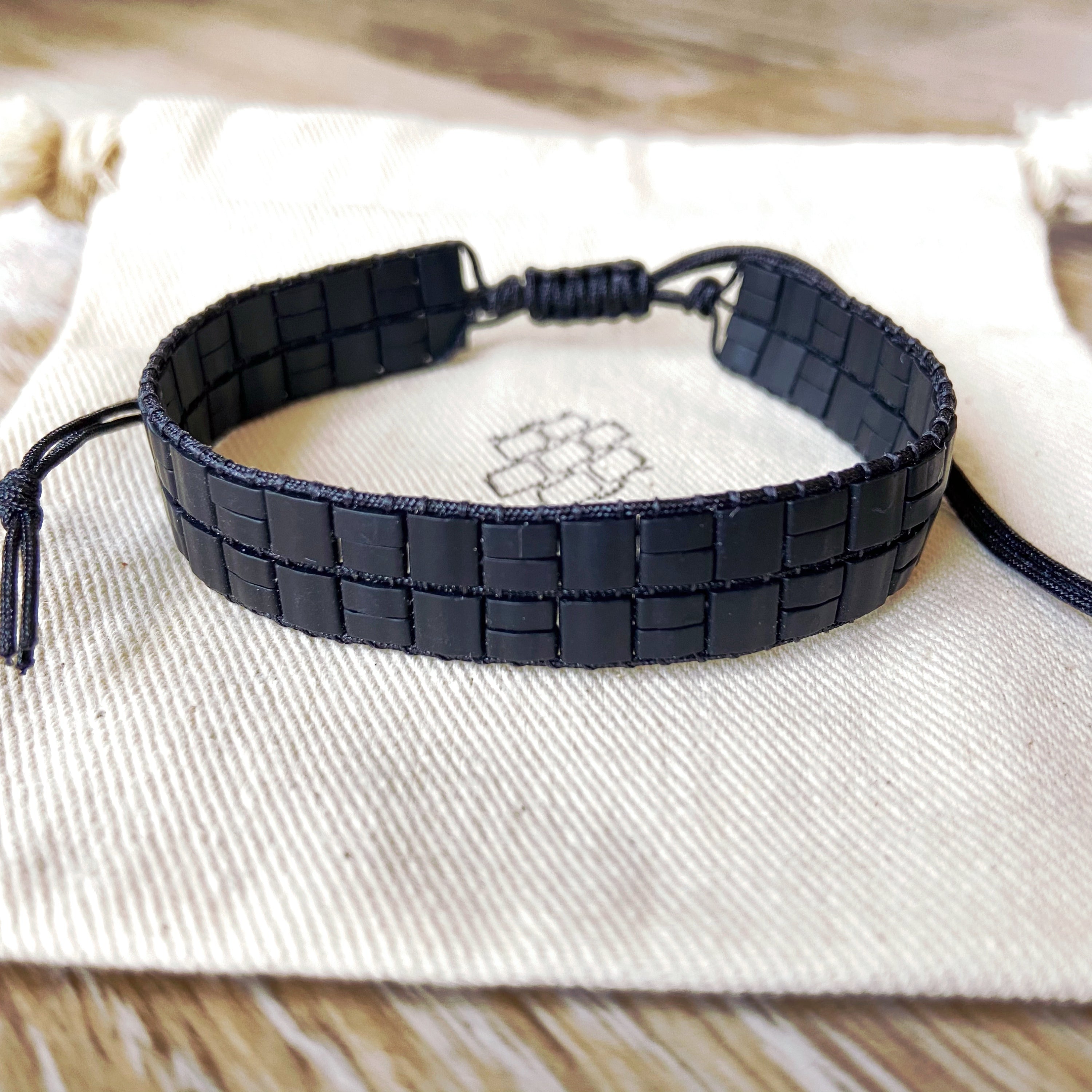 Bracelet homme modèle Ti'i en perles de verre et cordon