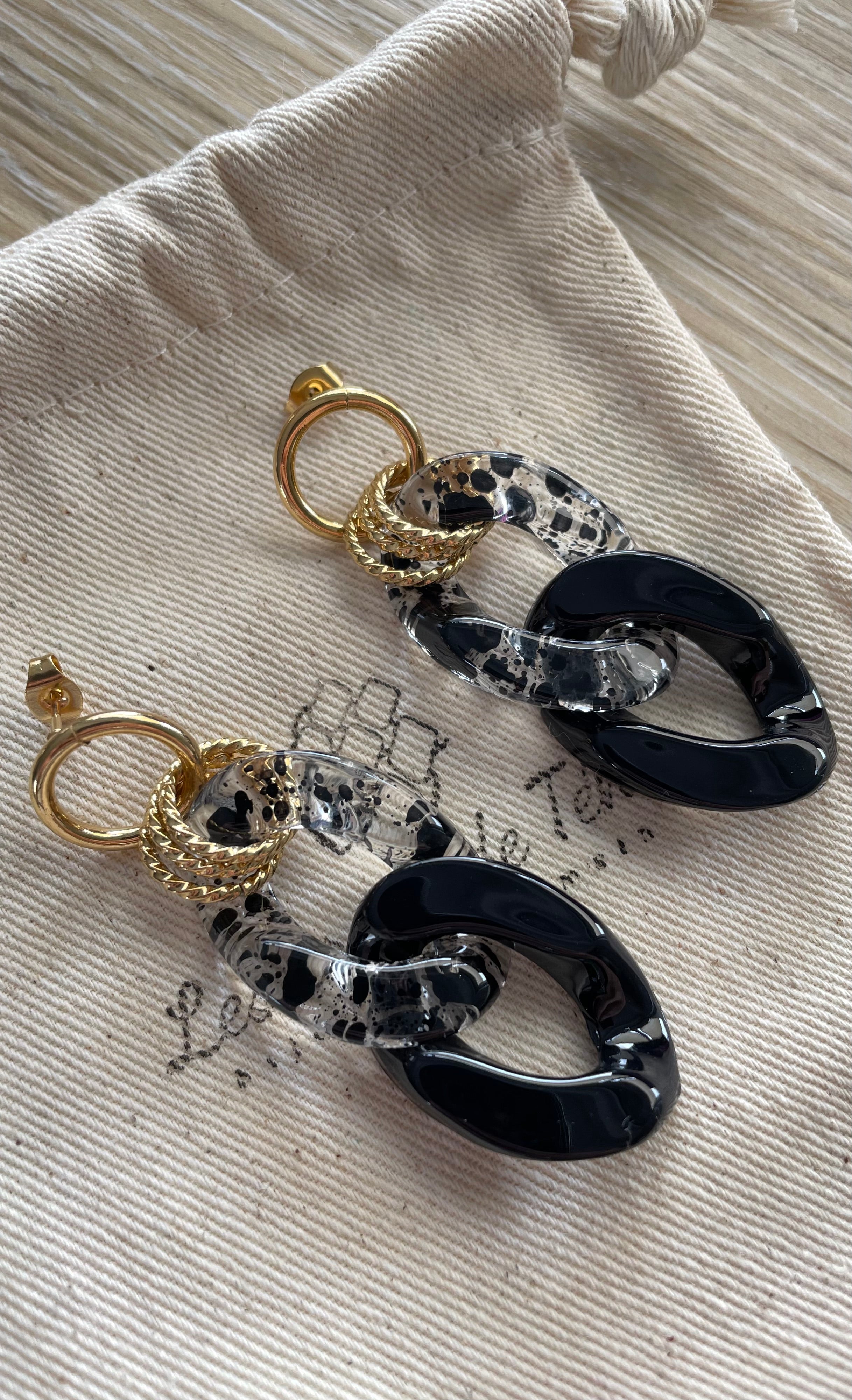Boucles d'oreilles en grosses mailles noires modèle Ohea