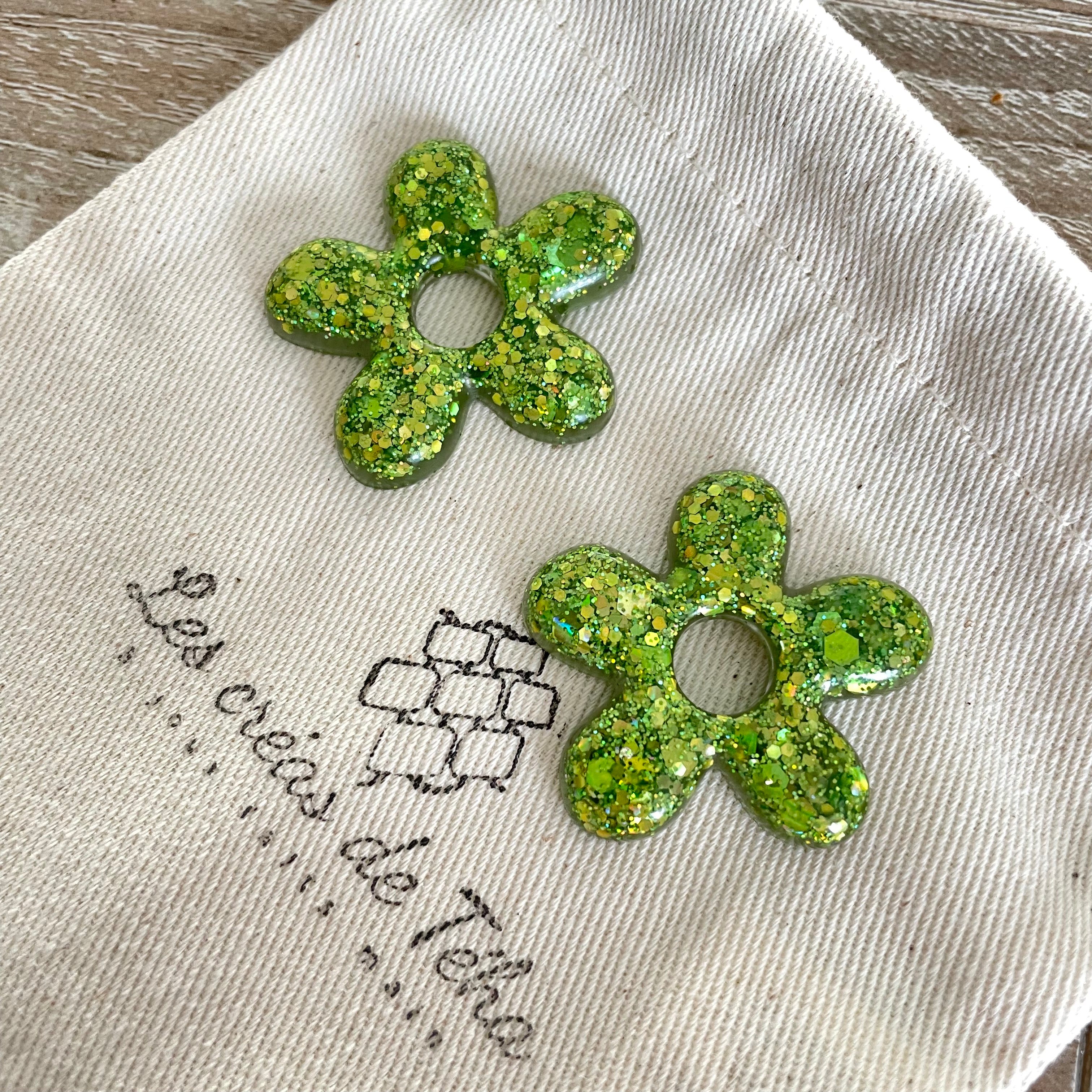 Pampilles, breloques fleurs en résine epoxy avec paillettes modèle Flow