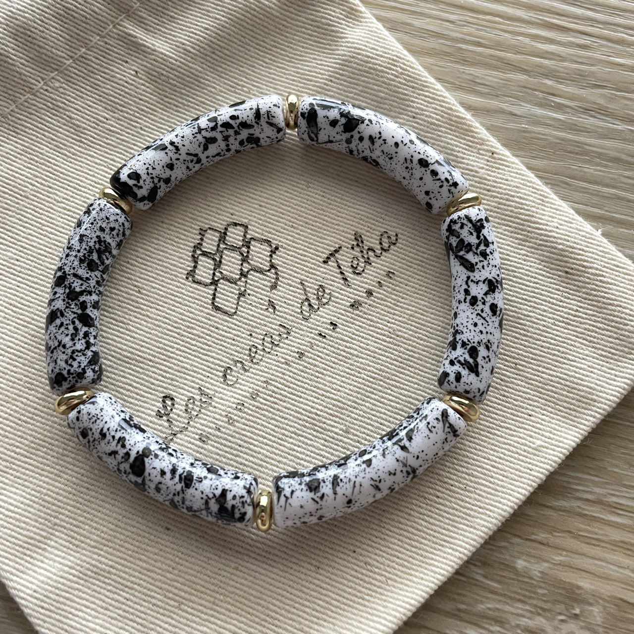 Bracelet élastique tendance perles incurvées modèle Ata