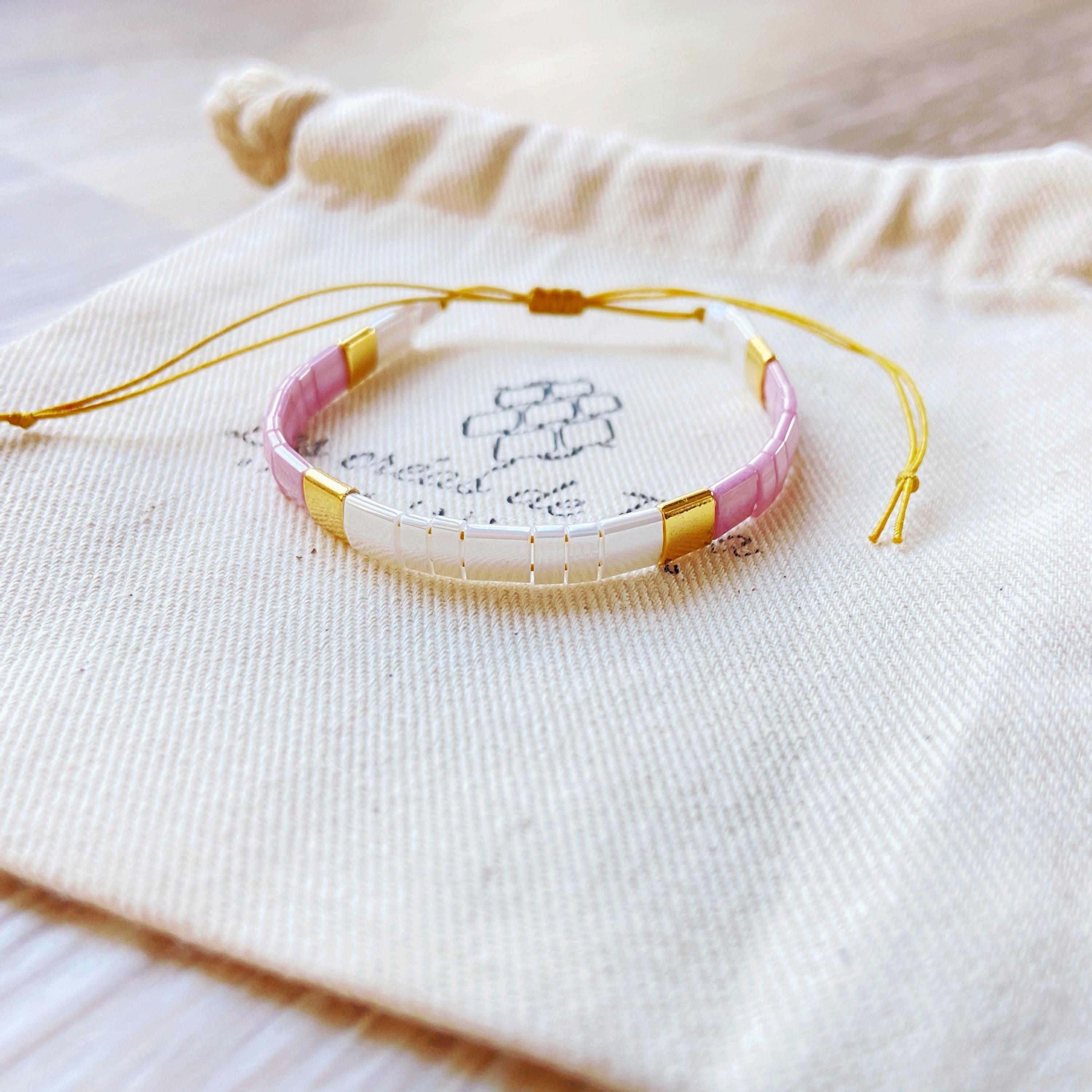 Bracelet enfant modèle kid version dorée en perles de verre et cordon