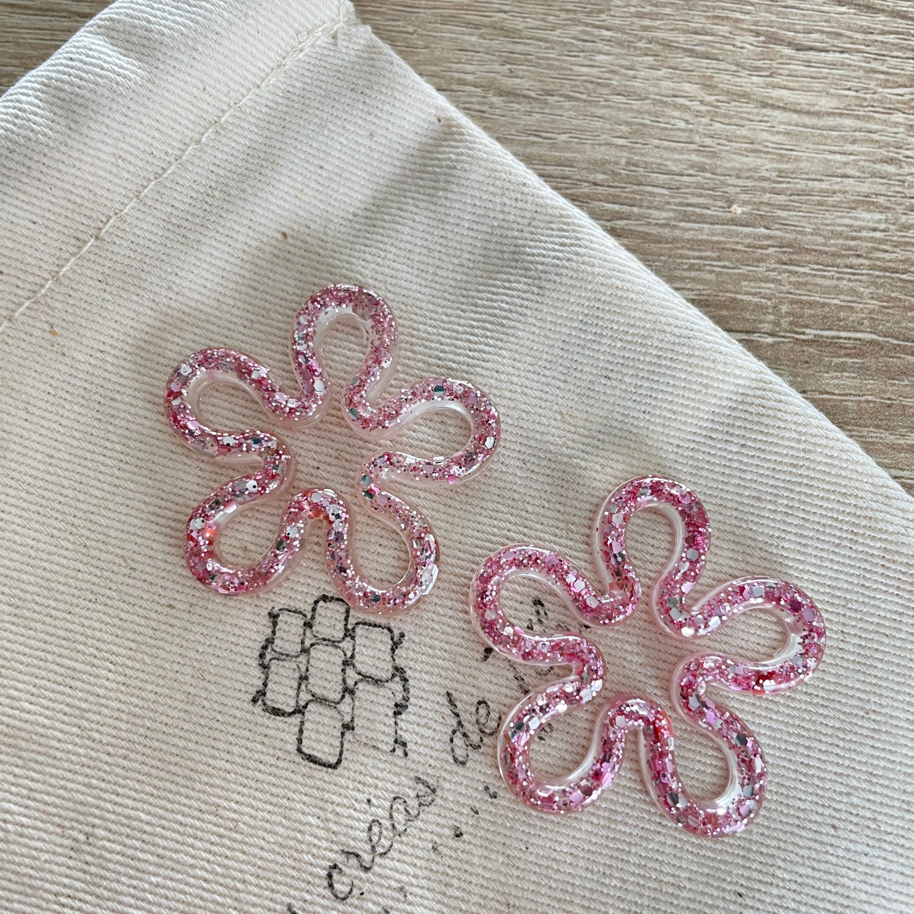 Pampilles, breloques fleurs en résine epoxy avec paillettes modèle Flow