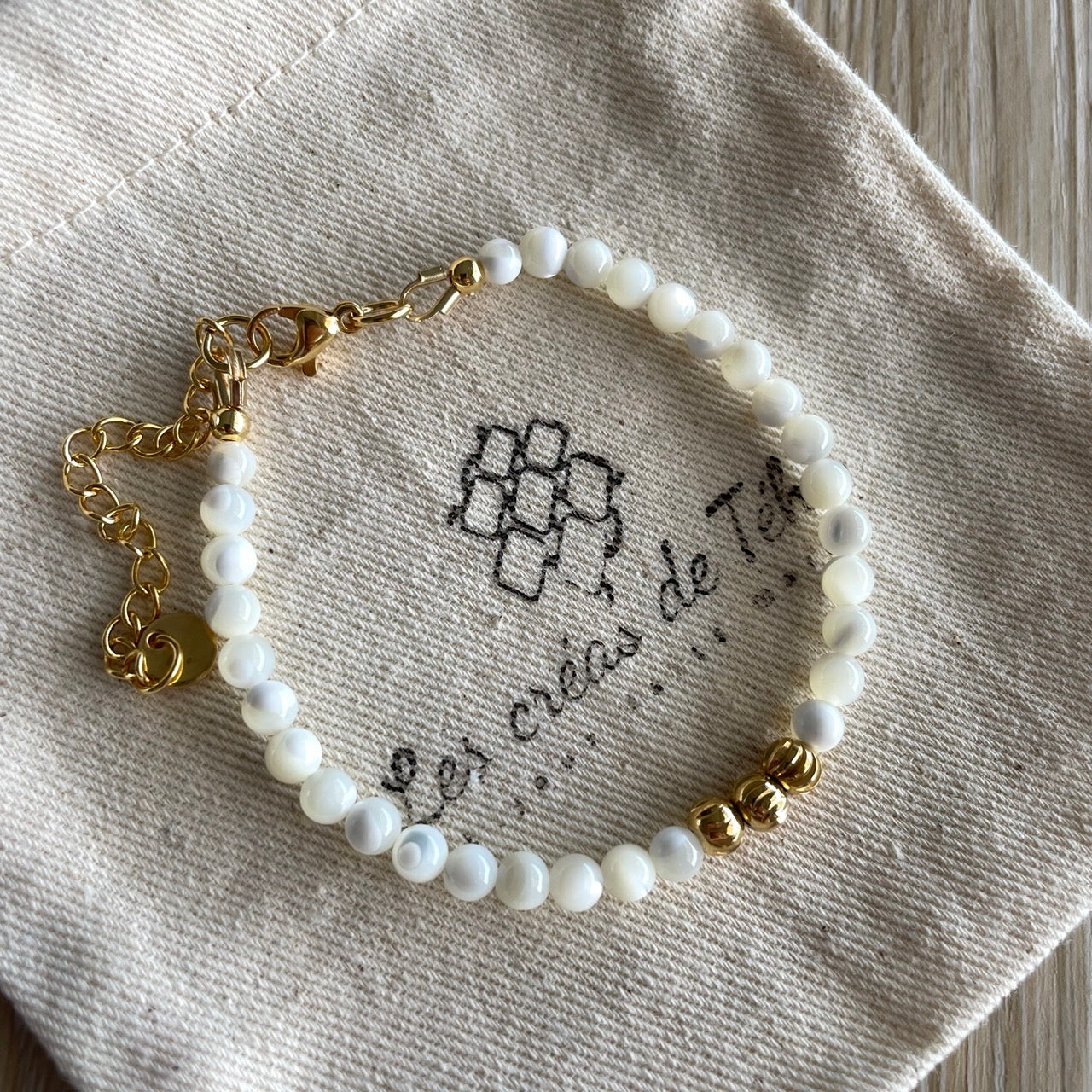 Bracelet en perles d'eau douce, nacre et acier inoxydable modèle Aroha