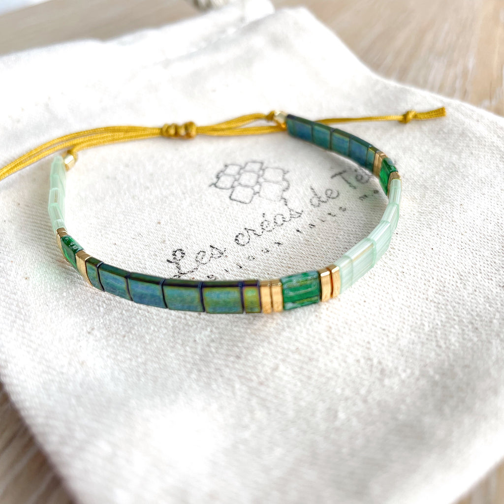 Bracelet tendance verts et doré en perles de verre et cordon modèle  Huira