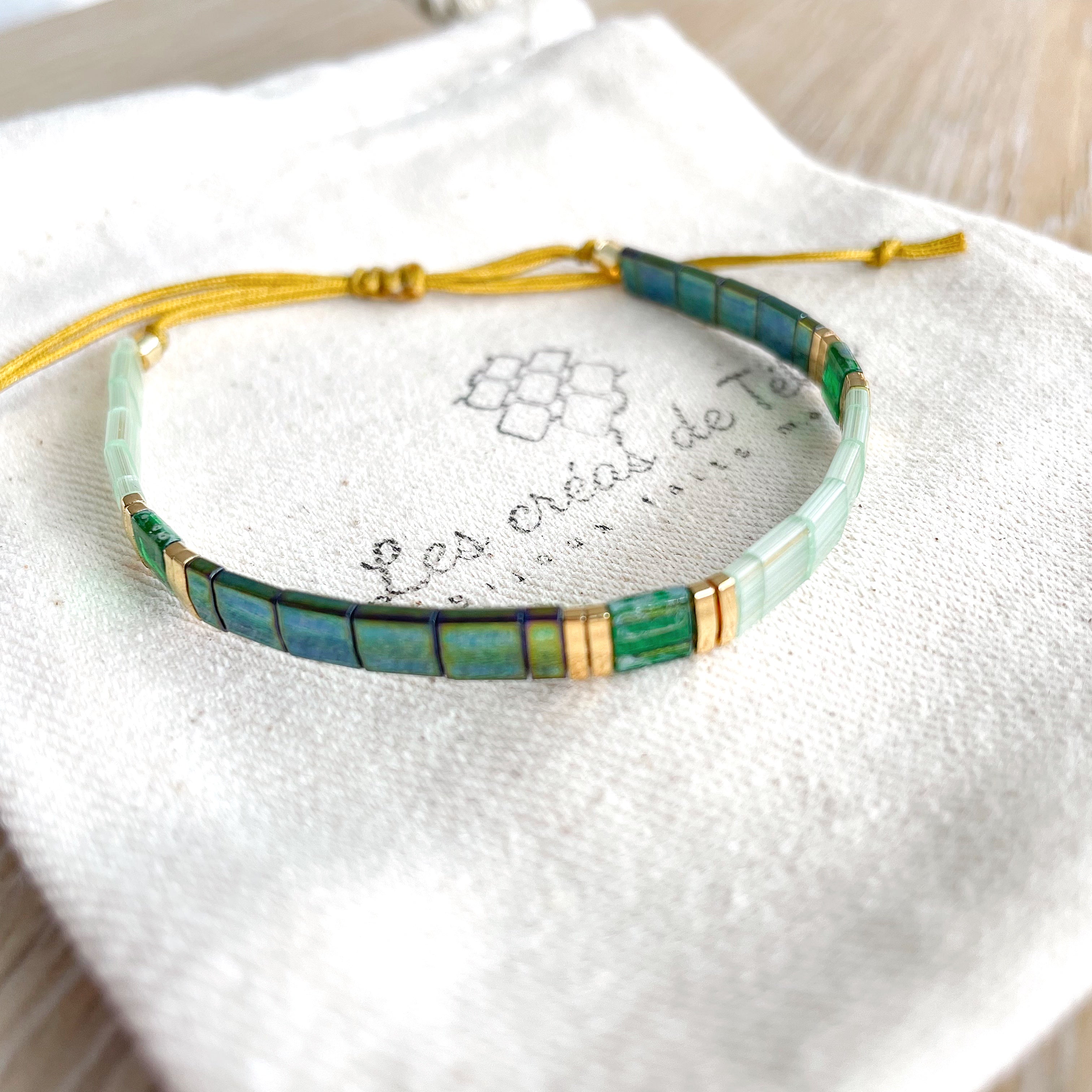 Bracelet tendance verts et doré en perles de verre et cordon modèle  Huira