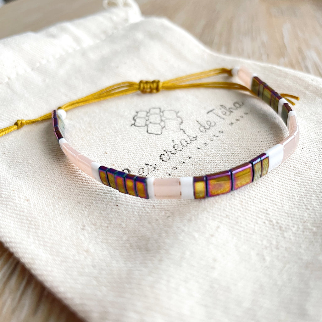 Bracelet fin en perles de verre, saumon, blanc, bordeaux doré modèle Huira