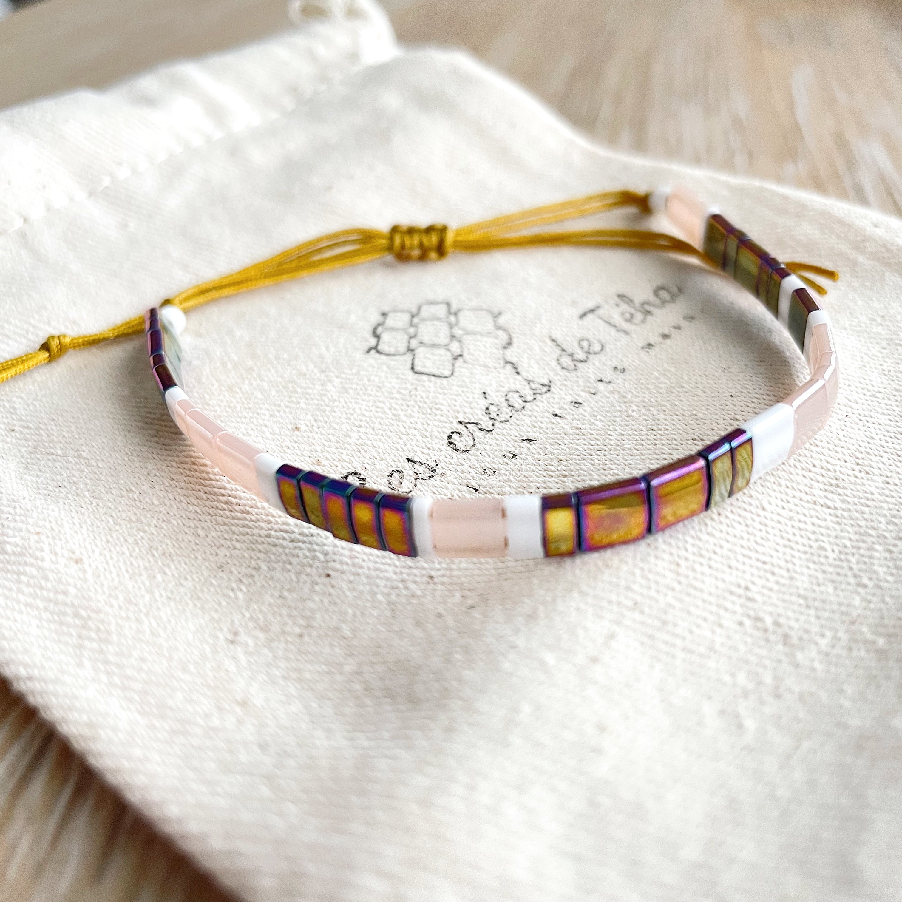 Bracelet fin en perles de verre, saumon, blanc, bordeaux doré modèle Huira