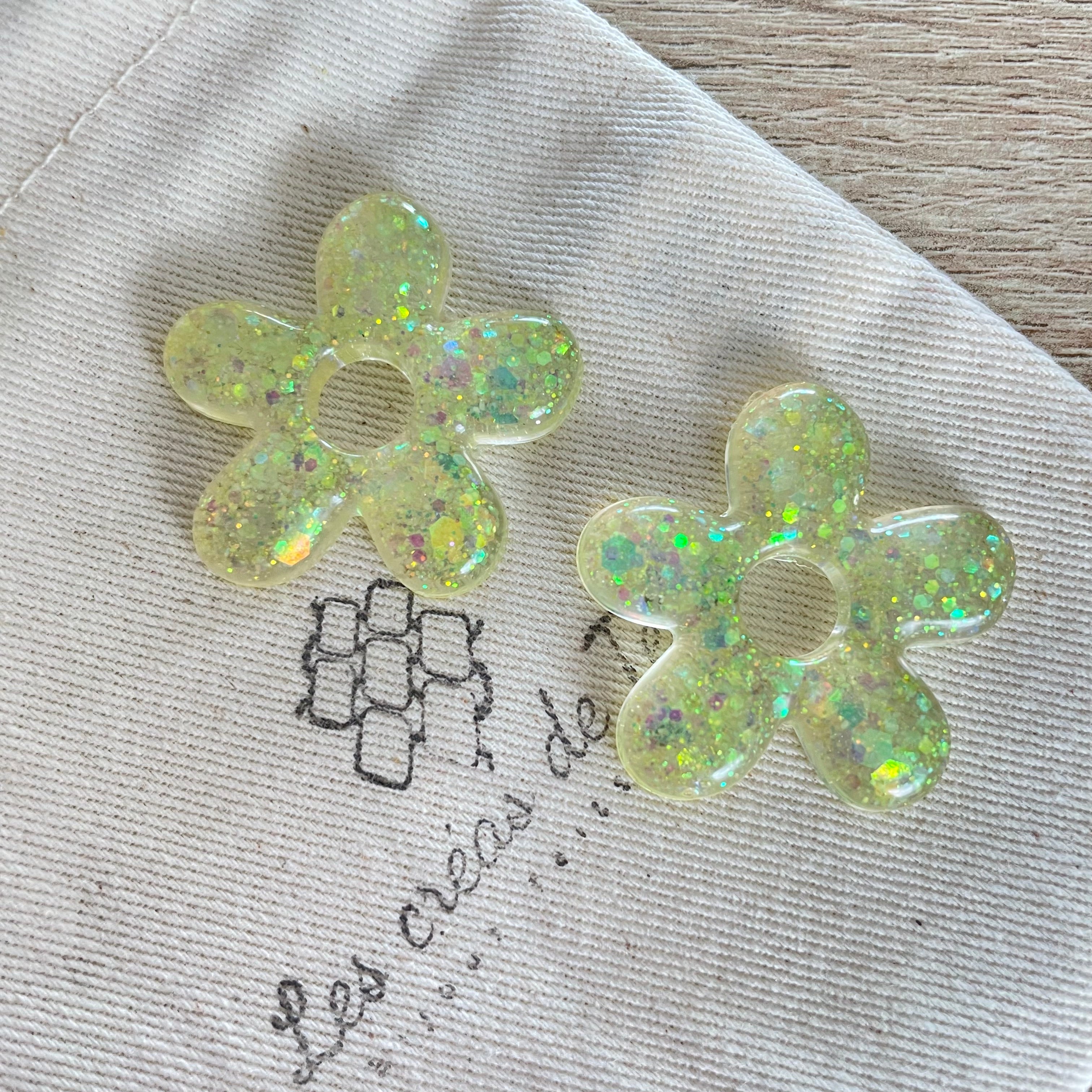 Pampilles, breloques fleurs en résine epoxy avec paillettes modèle Flow